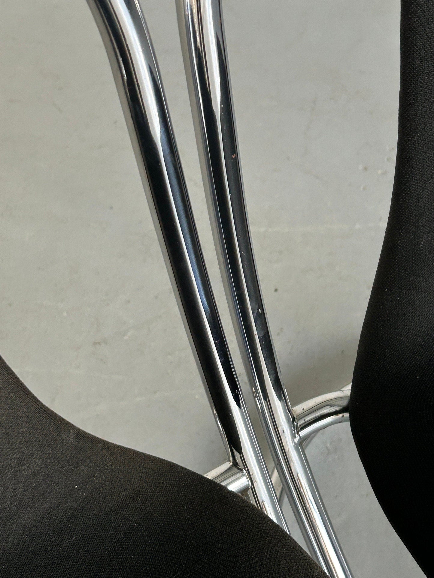 1 of 4 Italian Space Age chromed tubular steel cantilever chairs in the style of Willy Rizzo for Cidue, 1980s Italy Vintage