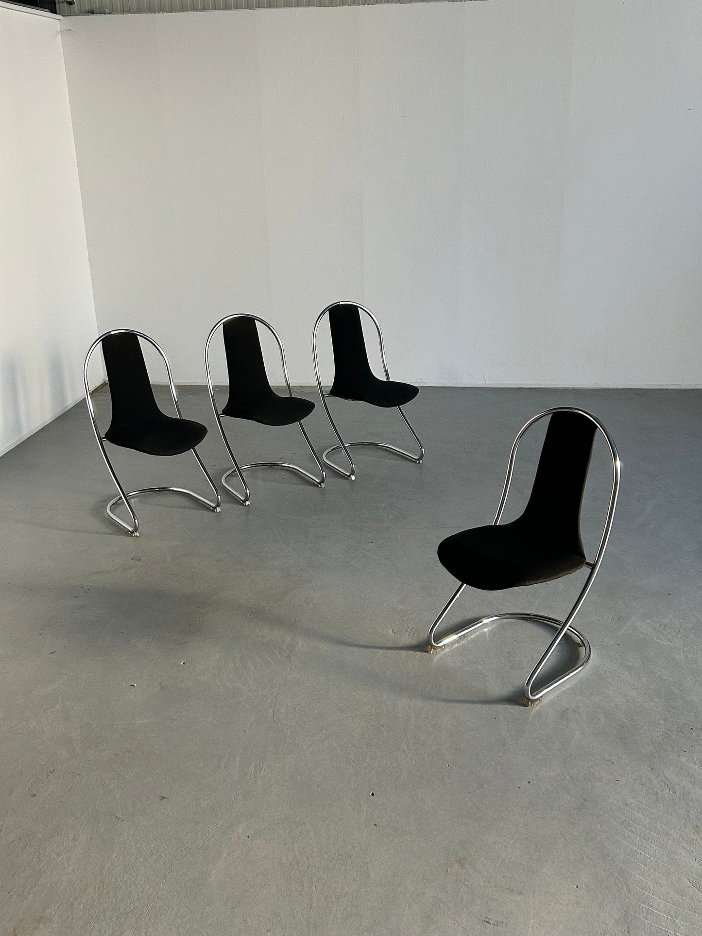 1 of 4 Italian Space Age chromed tubular steel cantilever chairs in the style of Willy Rizzo for Cidue, 1980s Italy Vintage