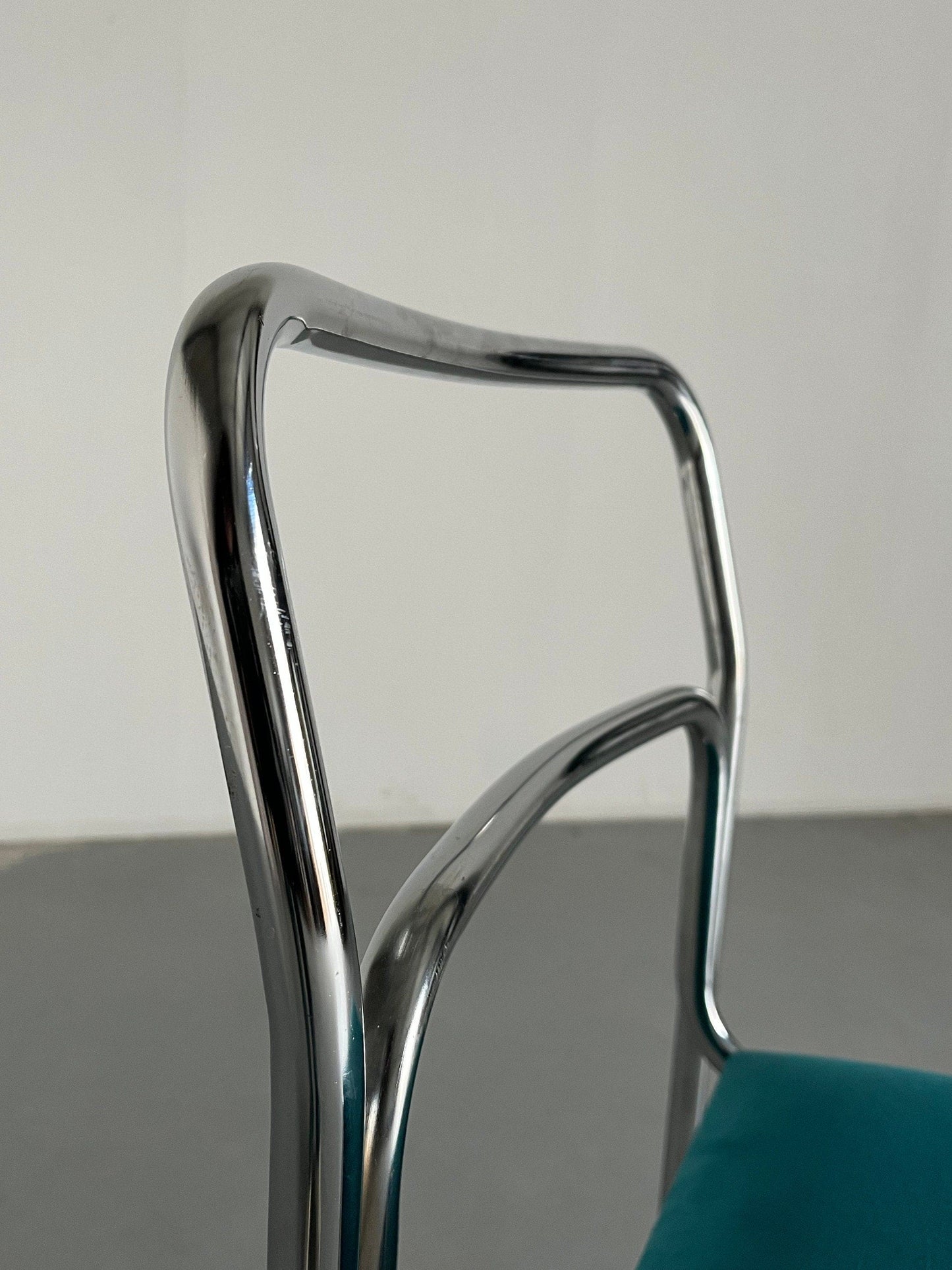 1 sur 8 Bauhaus Chrome Tubular Steel et Green Velvet / Chaises de salle à manger empilables modernistes italiennes des années 1980 vintage