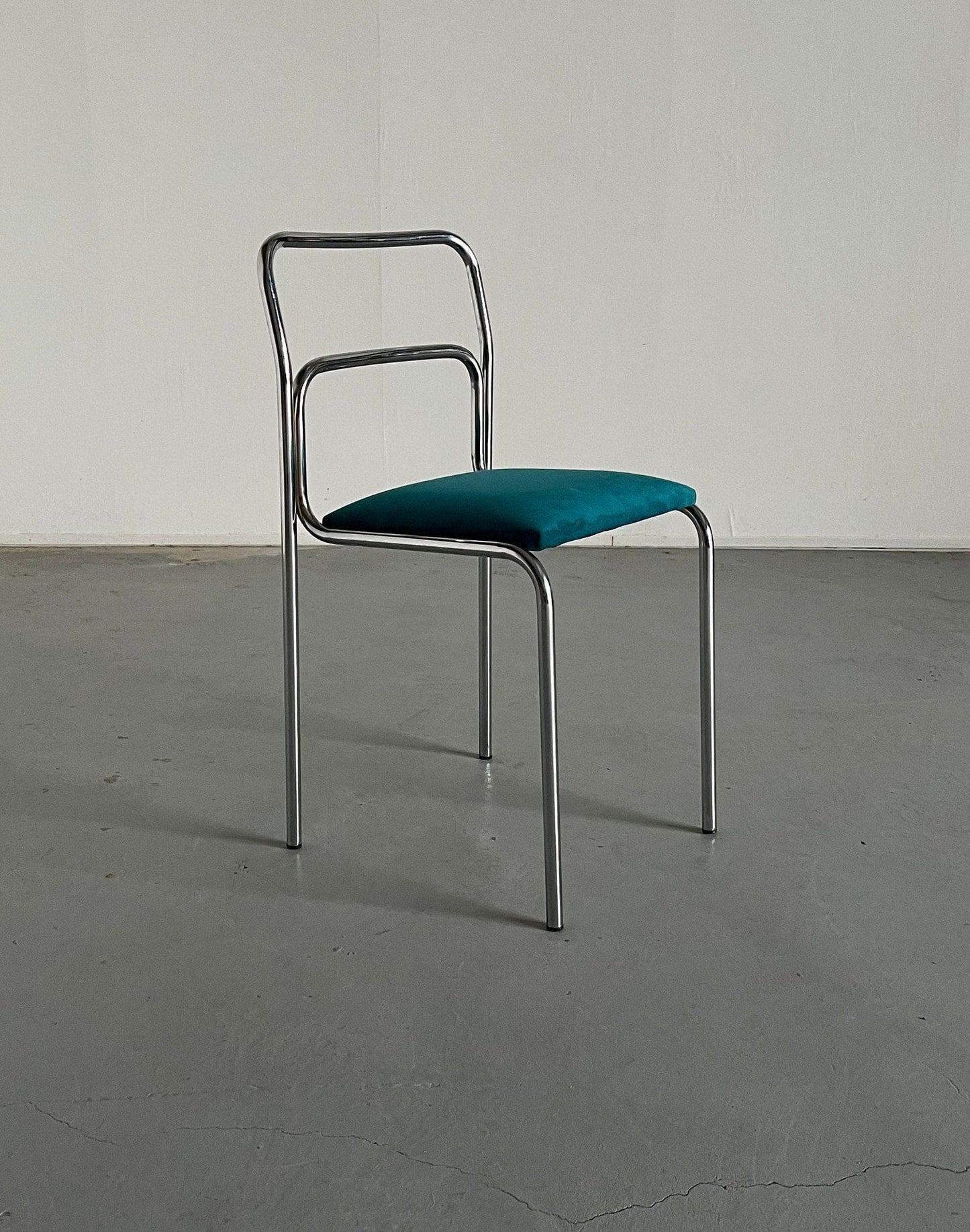 1 sur 8 Bauhaus Chrome Tubular Steel et Green Velvet / Chaises de salle à manger empilables modernistes italiennes des années 1980 vintage