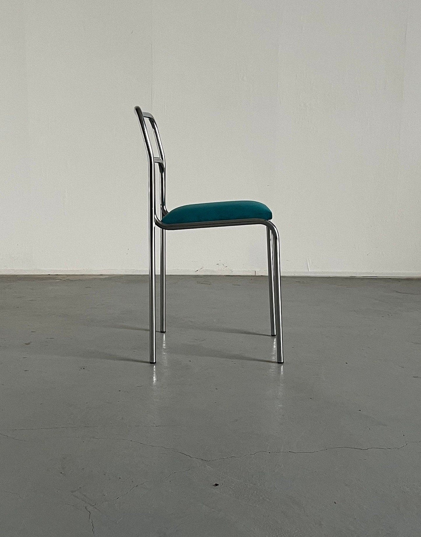 1 sur 8 Bauhaus Chrome Tubular Steel et Green Velvet / Chaises de salle à manger empilables modernistes italiennes des années 1980 vintage