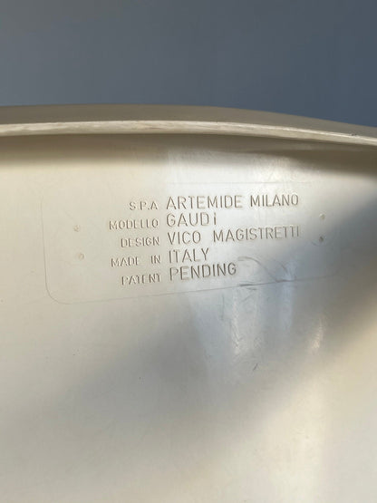 Chaise blanche 'Gaudi' de Vico Magistretti pour Artemide, premier modèle de collection de l'ère spatiale des années 1970, vintage