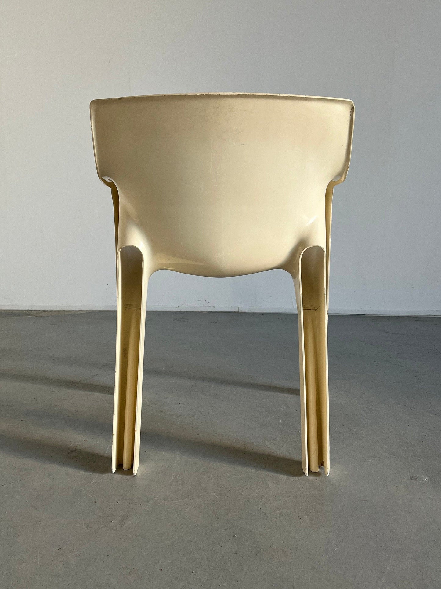 White 'Gaudi' chair by Vico Magistretti for Artemide, collector's item early model from the 1970s Space Age era, vintage