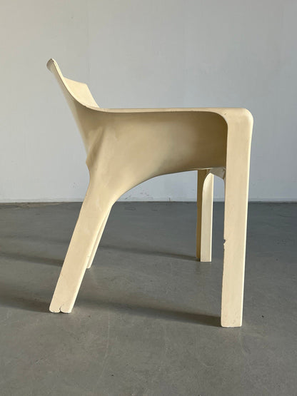 White 'Gaudi' chair by Vico Magistretti for Artemide, collector's item early model from the 1970s Space Age era, vintage