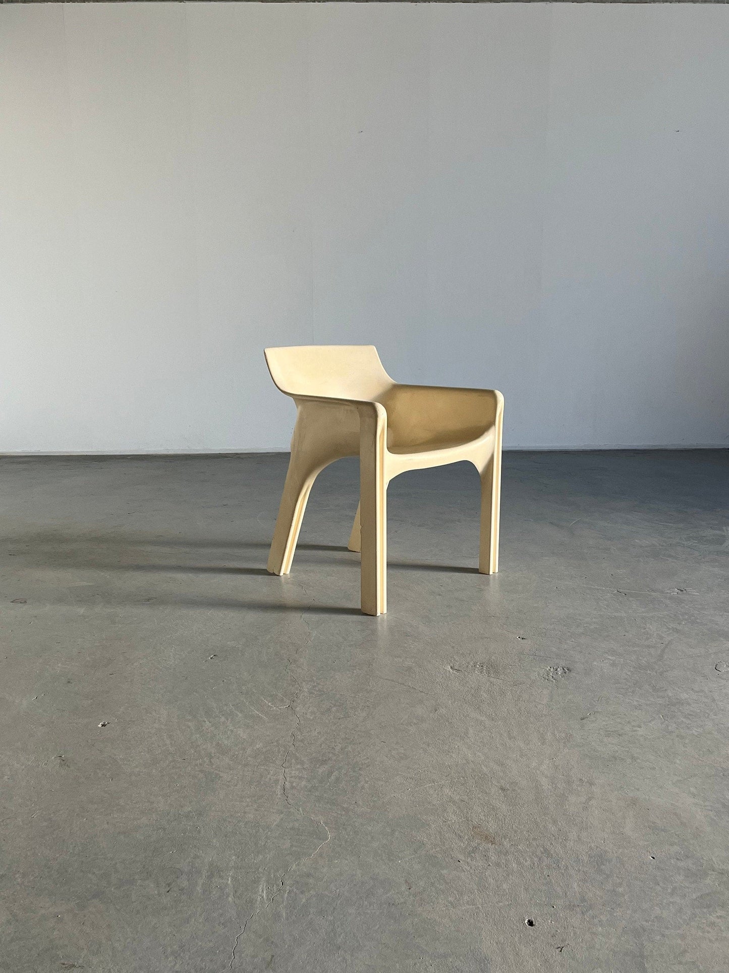 White 'Gaudi' chair by Vico Magistretti for Artemide, collector's item early model from the 1970s Space Age era, vintage