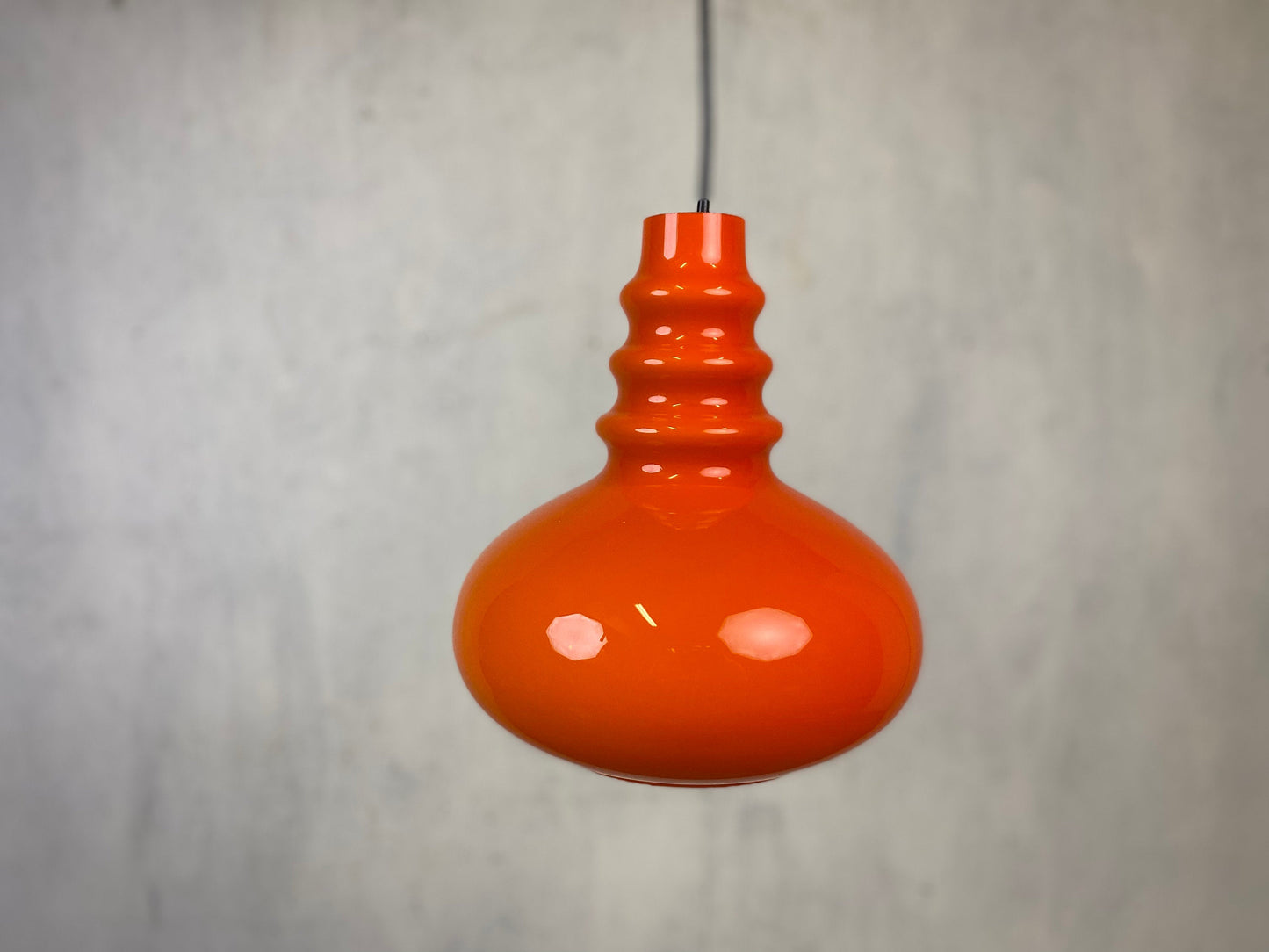 Lampe à suspension Peil et Putzler en verre orange vintage