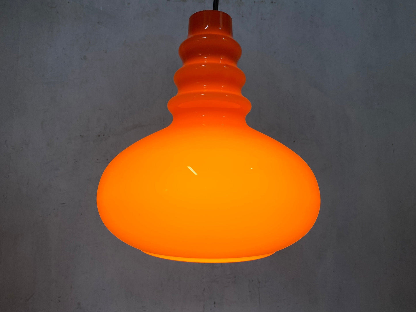 Peil und Putzler Pendelleuchte in orangenem Glas Vintage