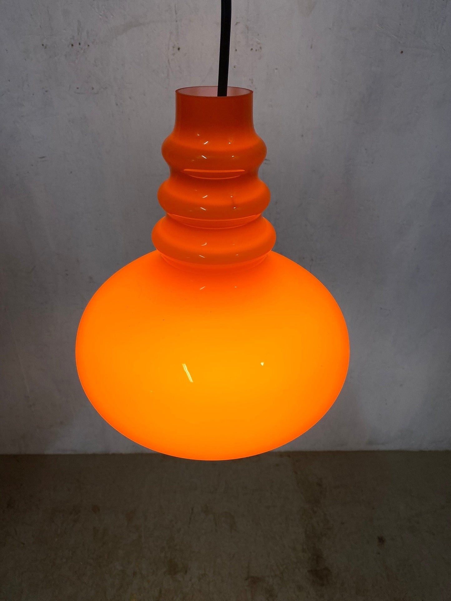 Lampe à suspension Peil et Putzler en verre orange vintage