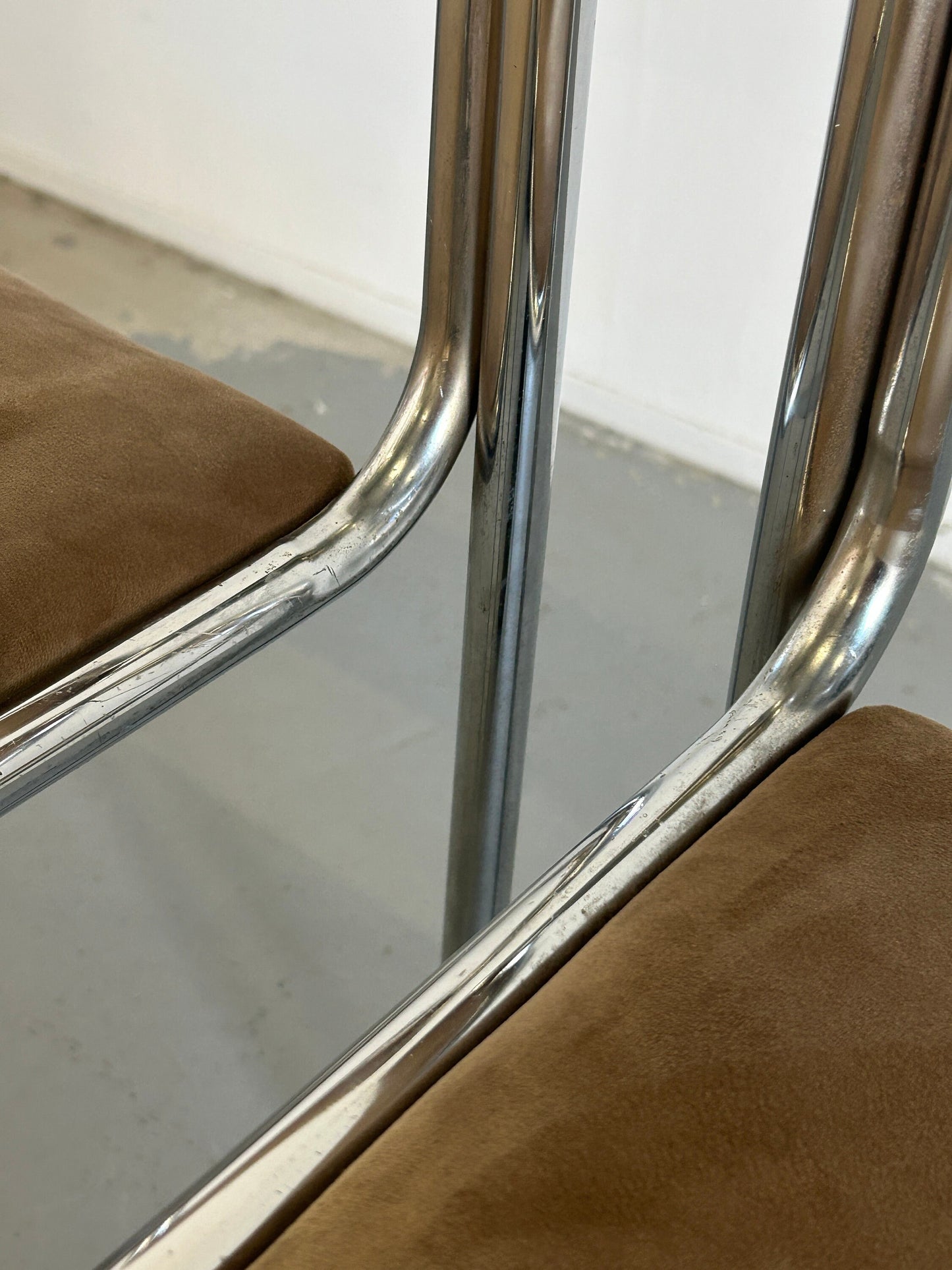 1 sur 8 Bauhaus Chrome Tubular Steel et Beige Velvet / Chaises de salle à manger empilables modernistes italiennes des années 80 vintage