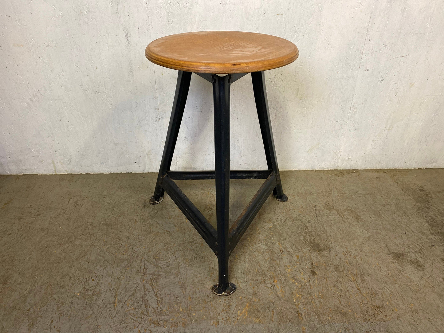 Tabouret d'atelier haut de style industriel vintage