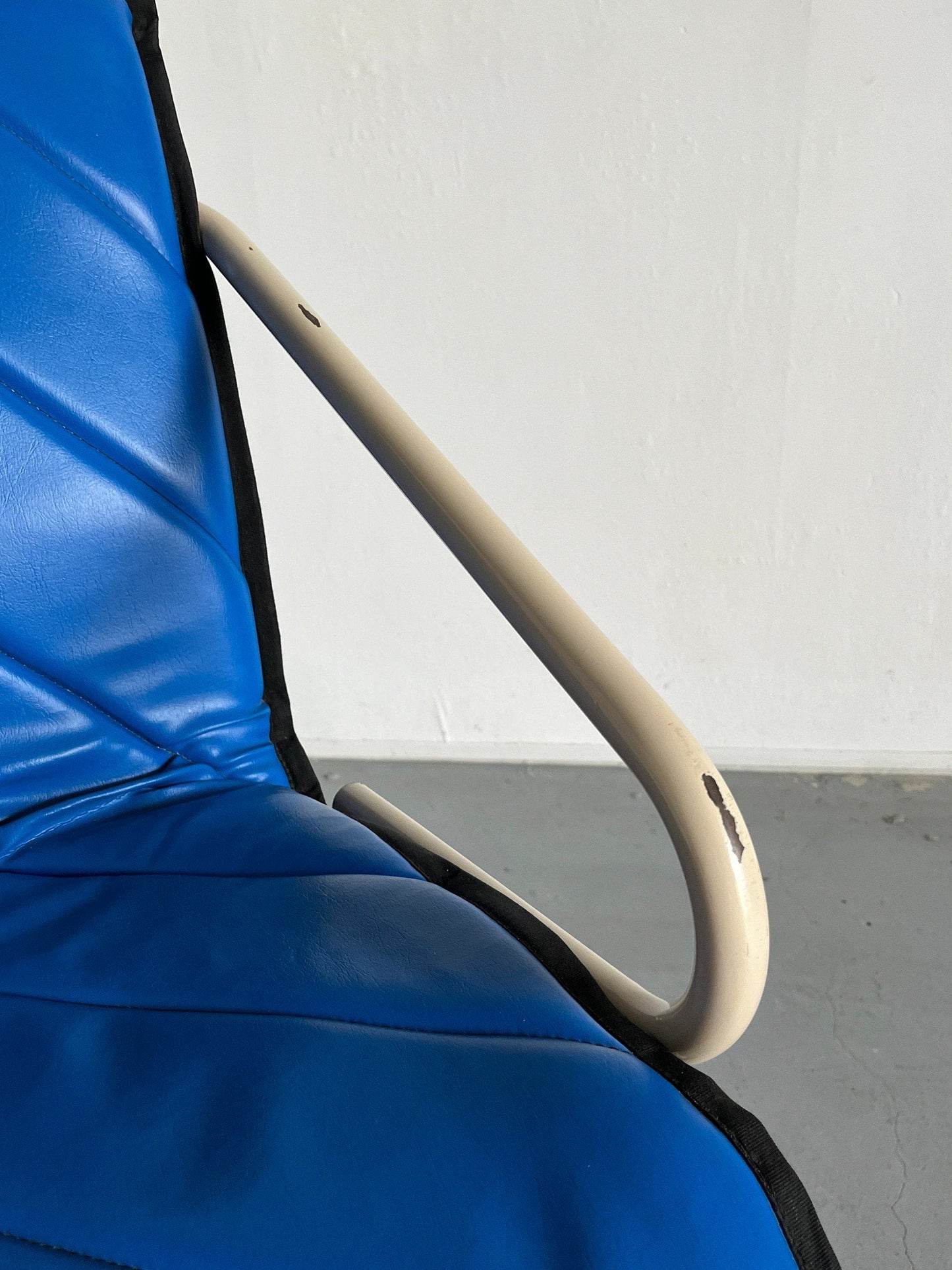 1 sur 2 fauteuils pivotants ou chaises de barbier en faux cuir bleu Atomic Age par Müster, Allemagne des années 1980 vintage