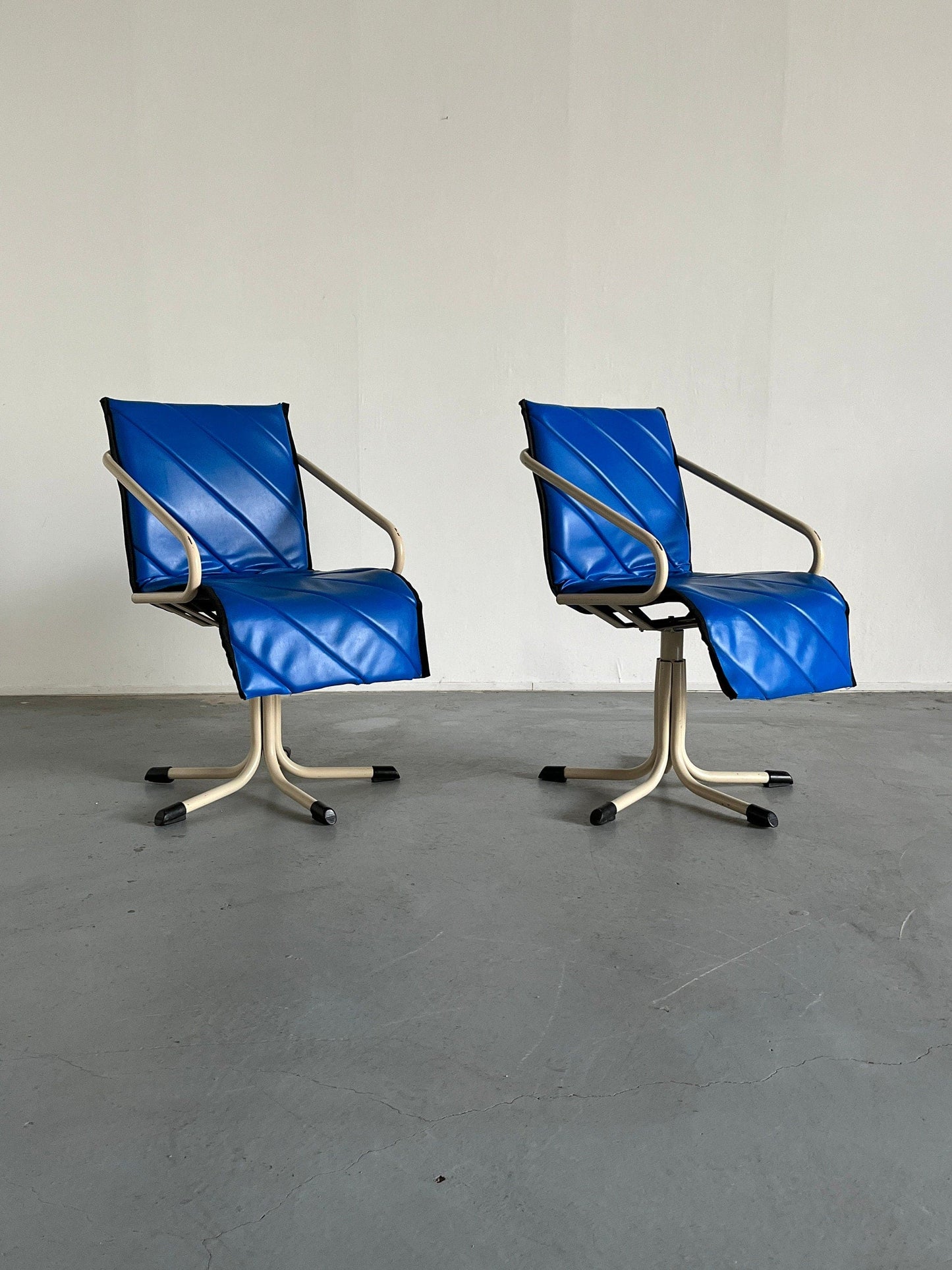 1 sur 2 fauteuils pivotants ou chaises de barbier en faux cuir bleu Atomic Age par Müster, Allemagne des années 1980 vintage