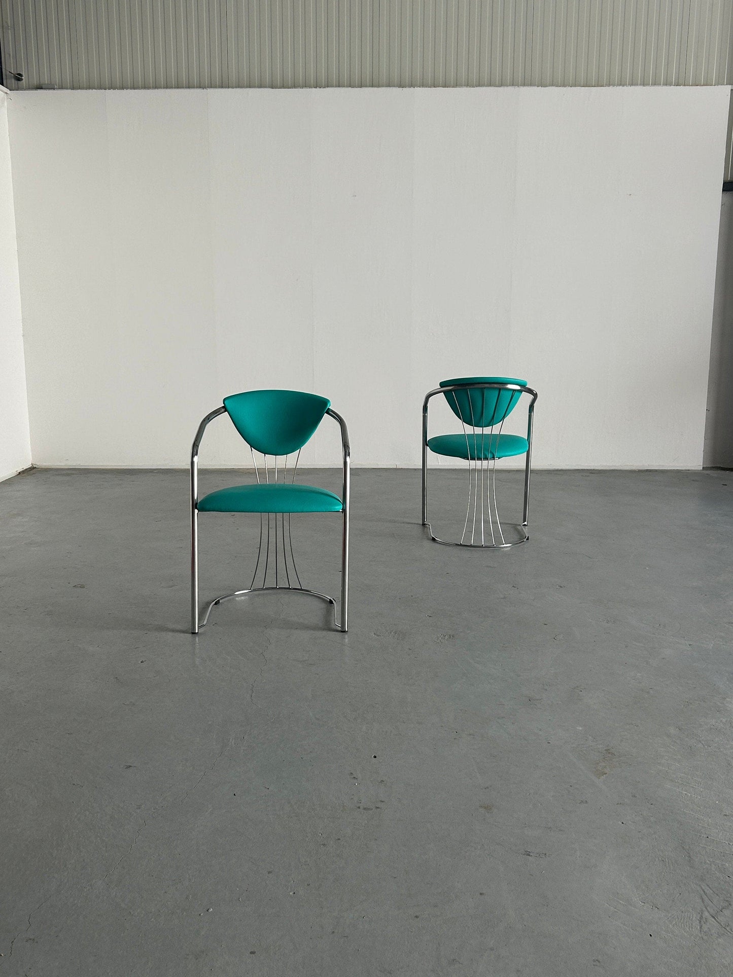 1 sur 2 chaises de salle à manger Bauhaus Design en acier tubulaire et simili cuir vert menthe par Effezeta, années 1990 Italie vintage