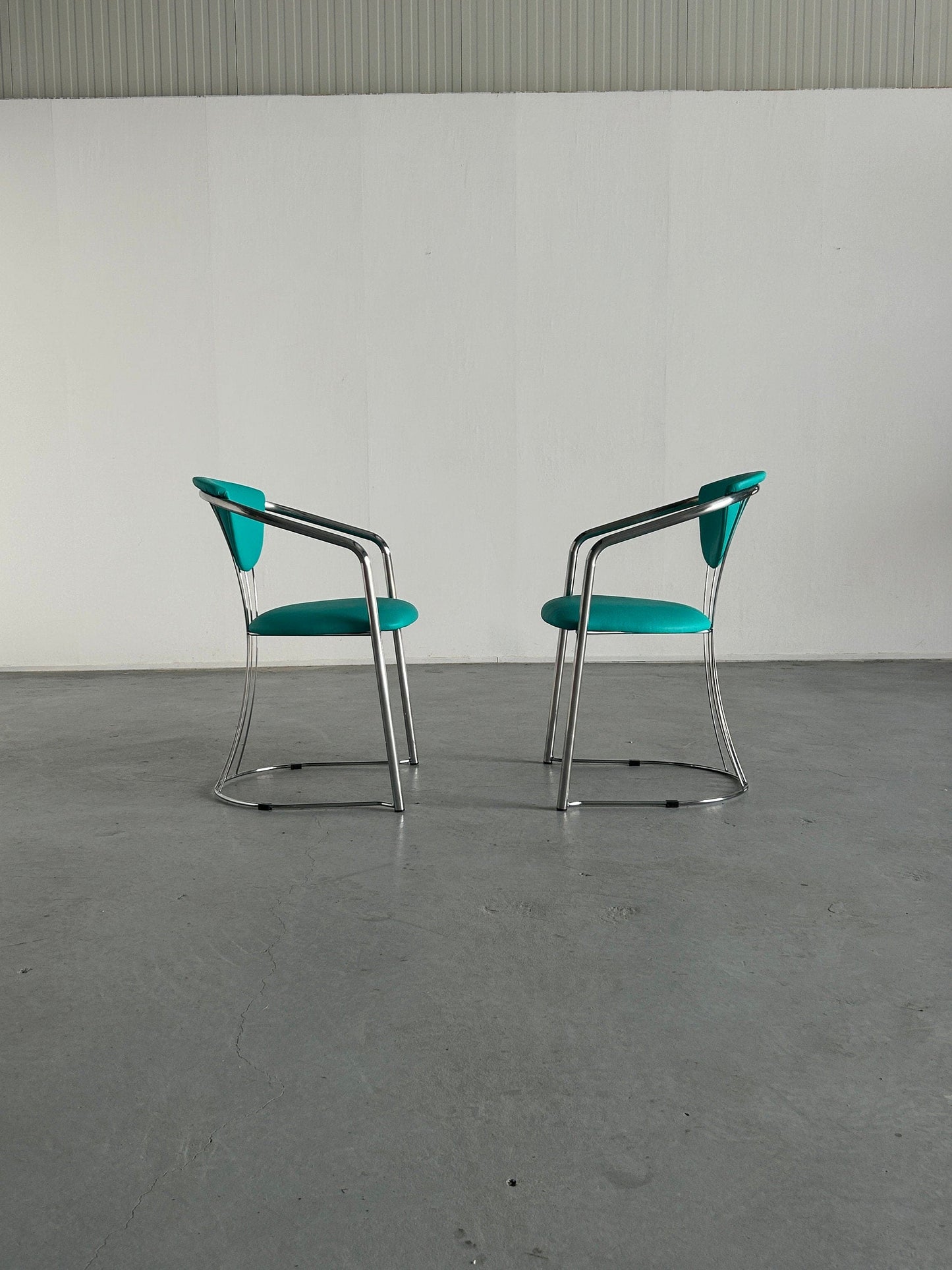 1 sur 2 chaises de salle à manger Bauhaus Design en acier tubulaire et simili cuir vert menthe par Effezeta, années 1990 Italie vintage