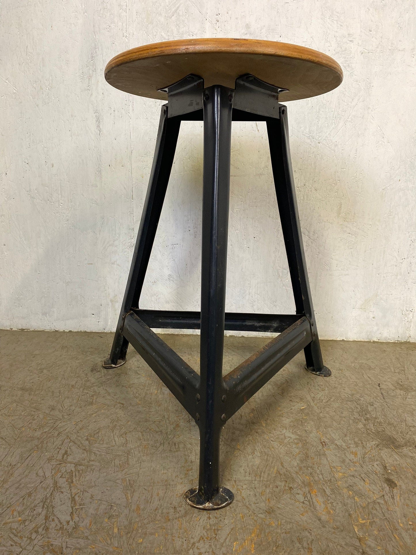 Tabouret d'atelier haut de style industriel vintage