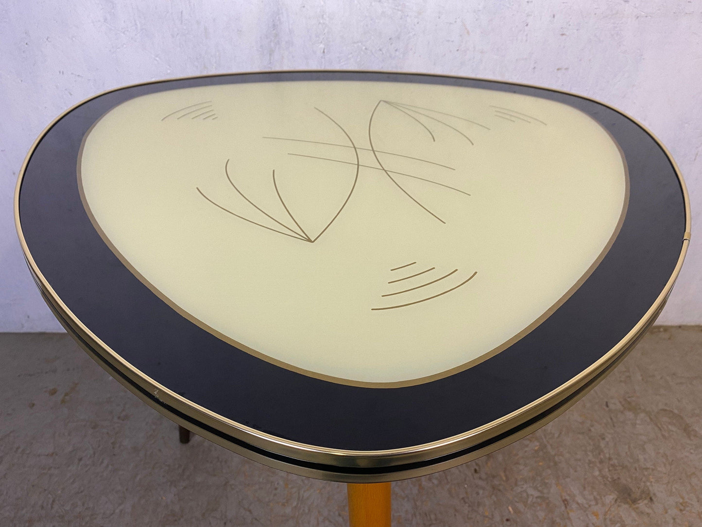 Beautiful kidney table in absolutely top condition Vintage