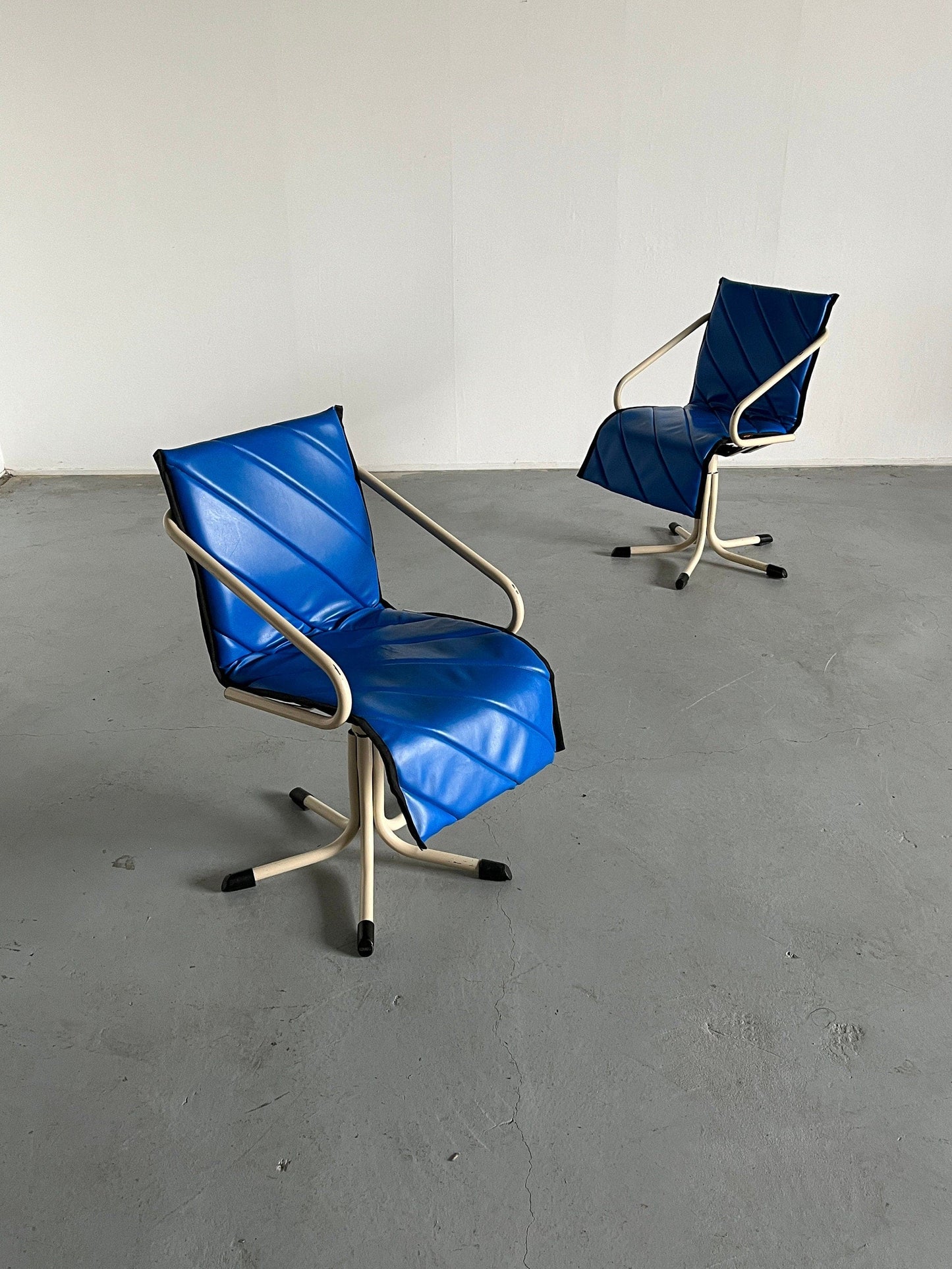 1 sur 2 fauteuils pivotants ou chaises de barbier en faux cuir bleu Atomic Age par Müster, Allemagne des années 1980 vintage