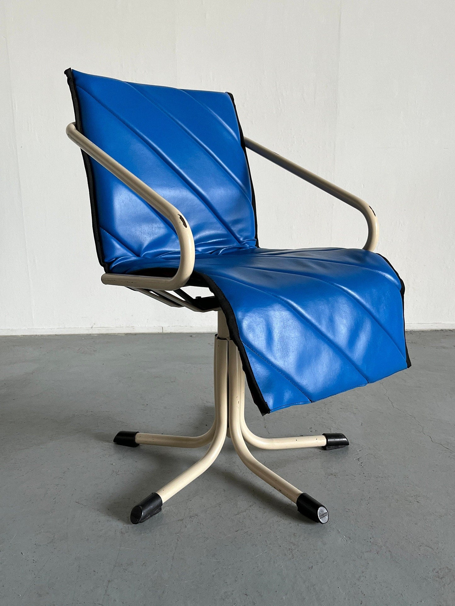 1 sur 2 fauteuils pivotants ou chaises de barbier en faux cuir bleu Atomic Age par Müster, Allemagne des années 1980 vintage