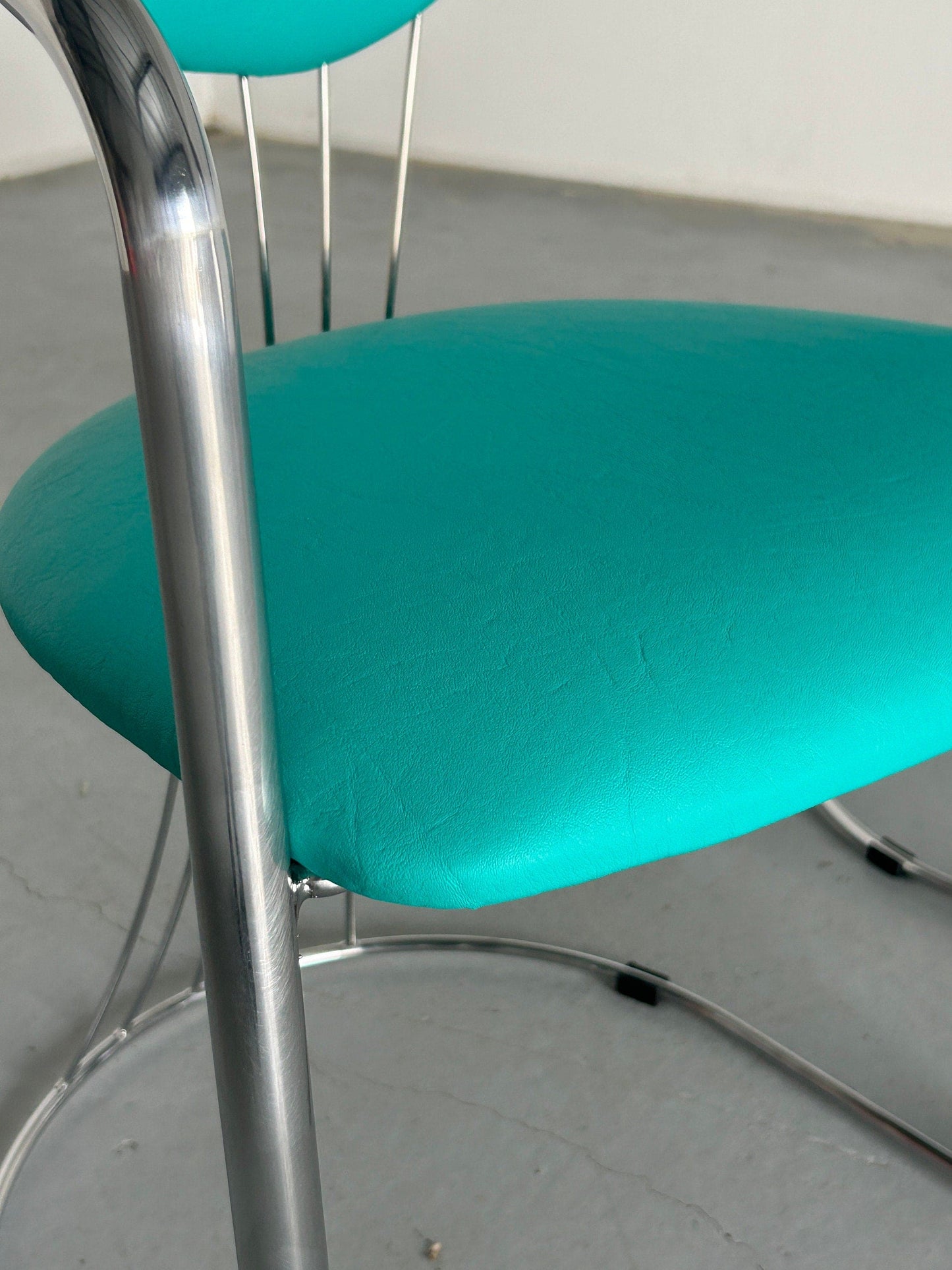 1 sur 2 chaises de salle à manger Bauhaus Design en acier tubulaire et simili cuir vert menthe par Effezeta, années 1990 Italie vintage