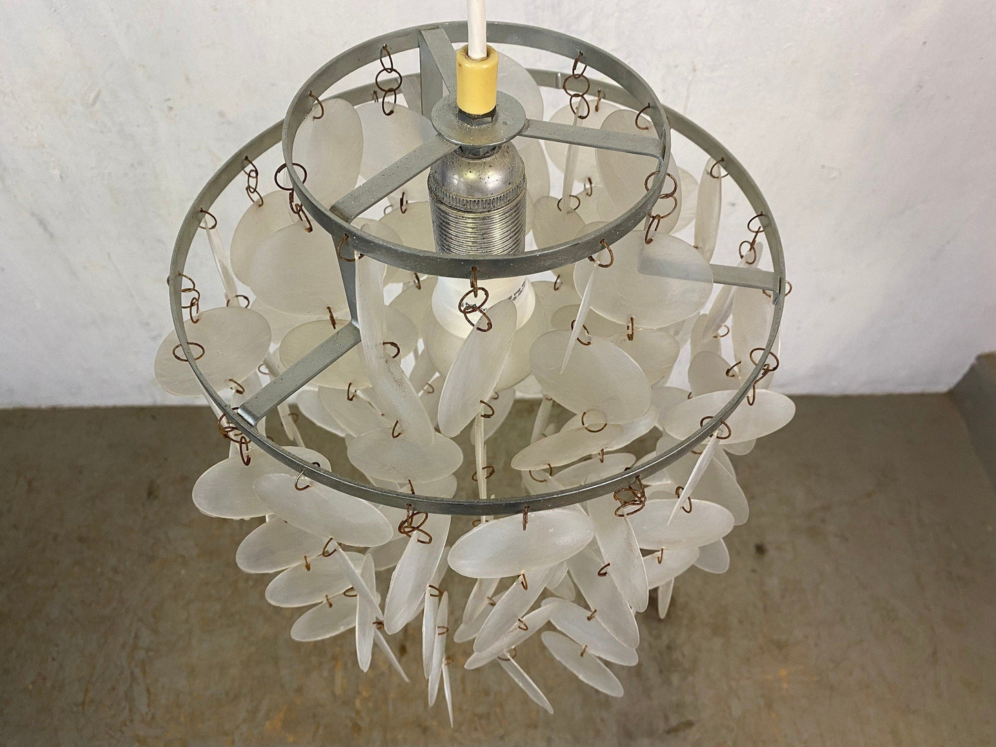 Ancienne lampe ludique avec plaques en plastique au look nacre vintage