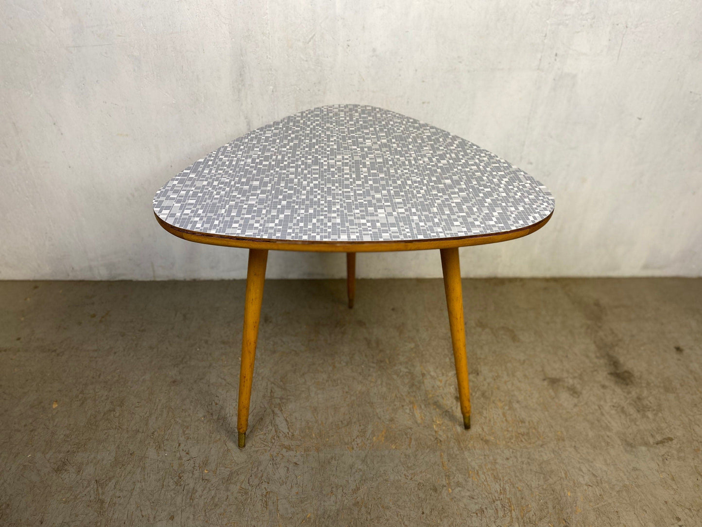 Table rognon Ilse originale avec plateau en Formica gris et blanc vintage