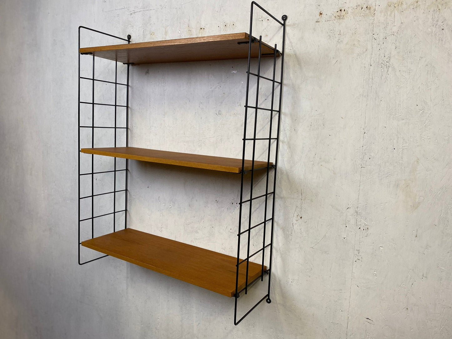 Beautiful shelving system in String Design Vintage