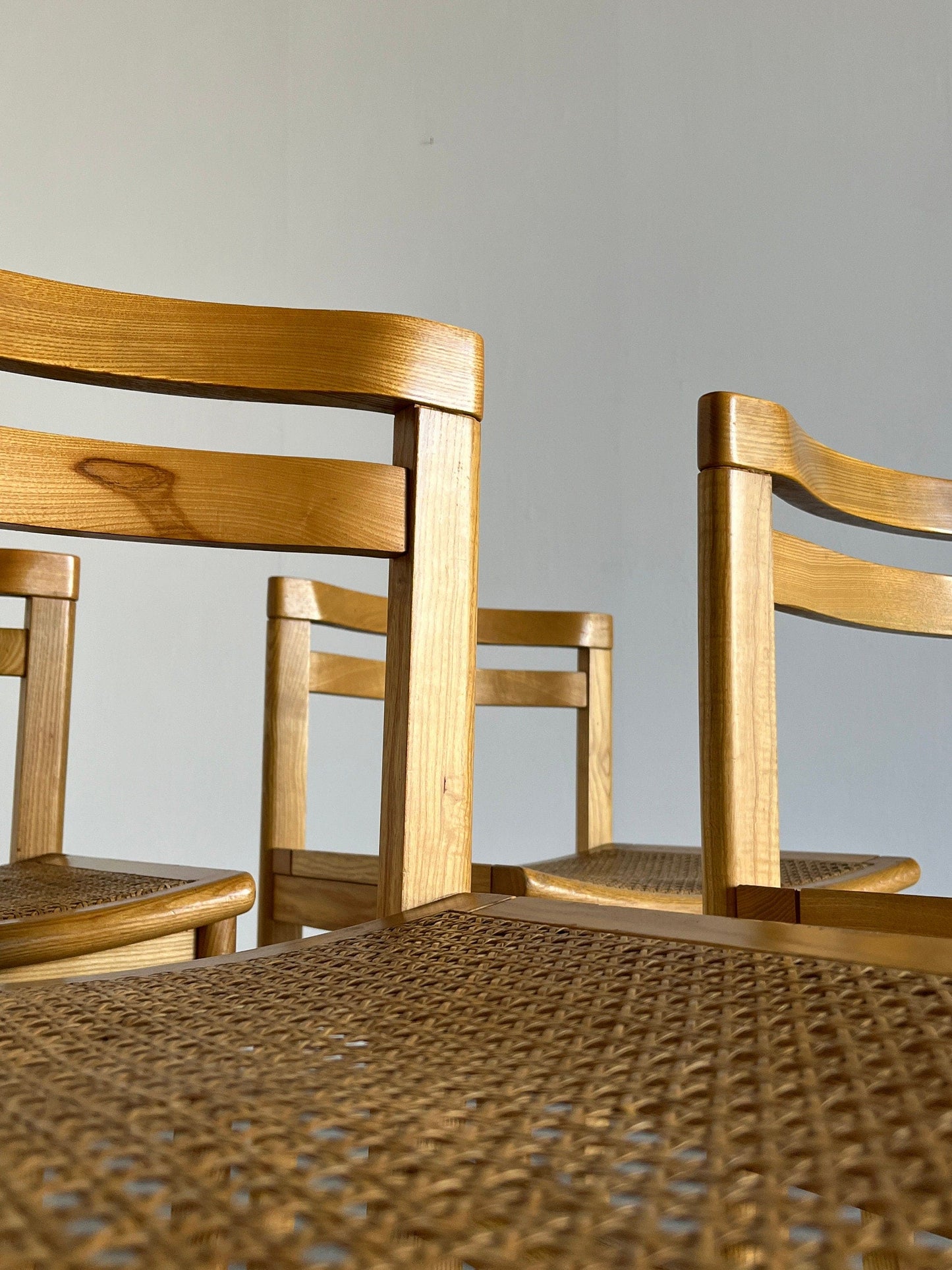 Ensemble de 4 chaises de salle à manger constructivistes modernes du milieu du siècle en hêtre et canne, vintage des années 1960