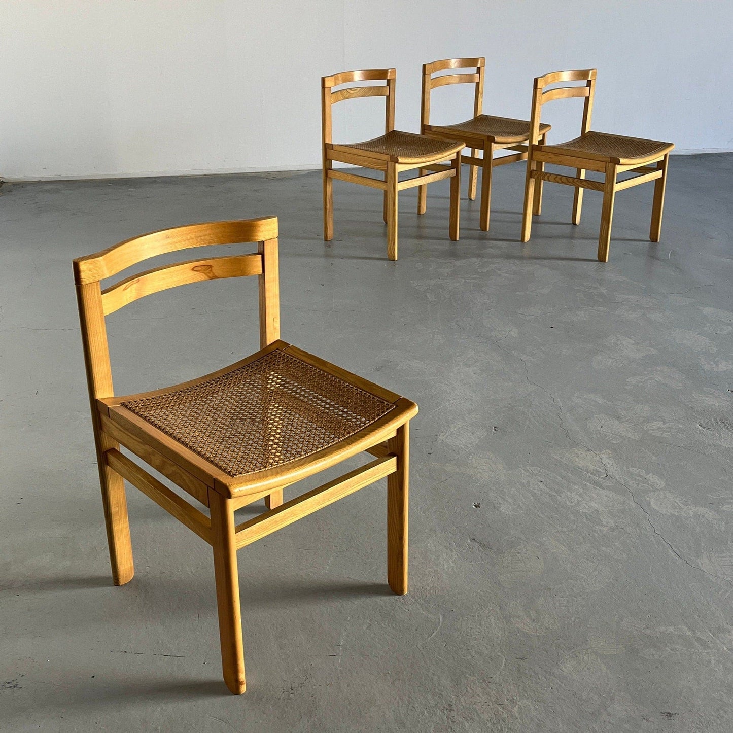 Set von 4 Mid-Century Modern Constructivist Wooden Dining Chairs in Beech und Cane, 1960s Vintage