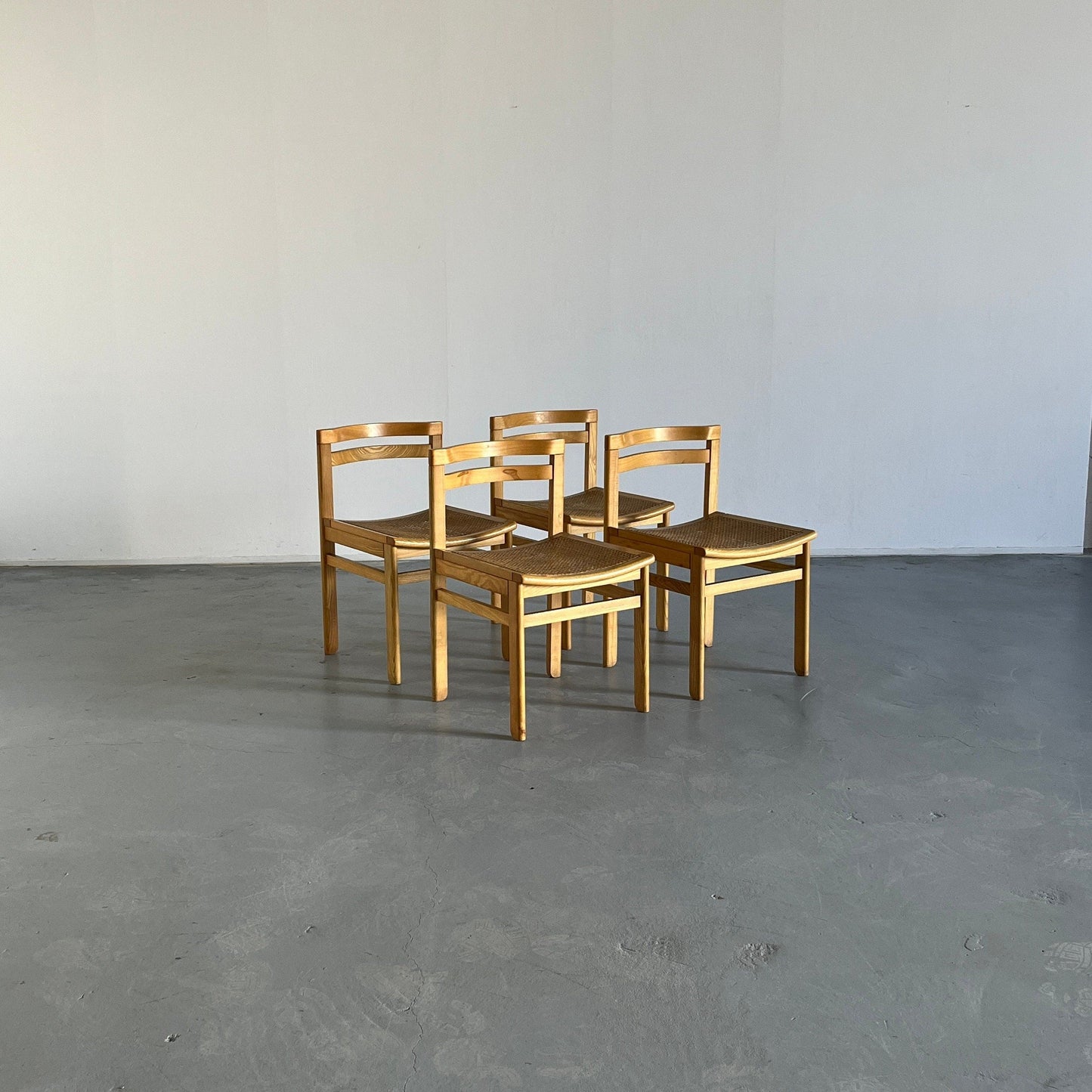 Set von 4 Mid-Century Modern Constructivist Wooden Dining Chairs in Beech und Cane, 1960s Vintage