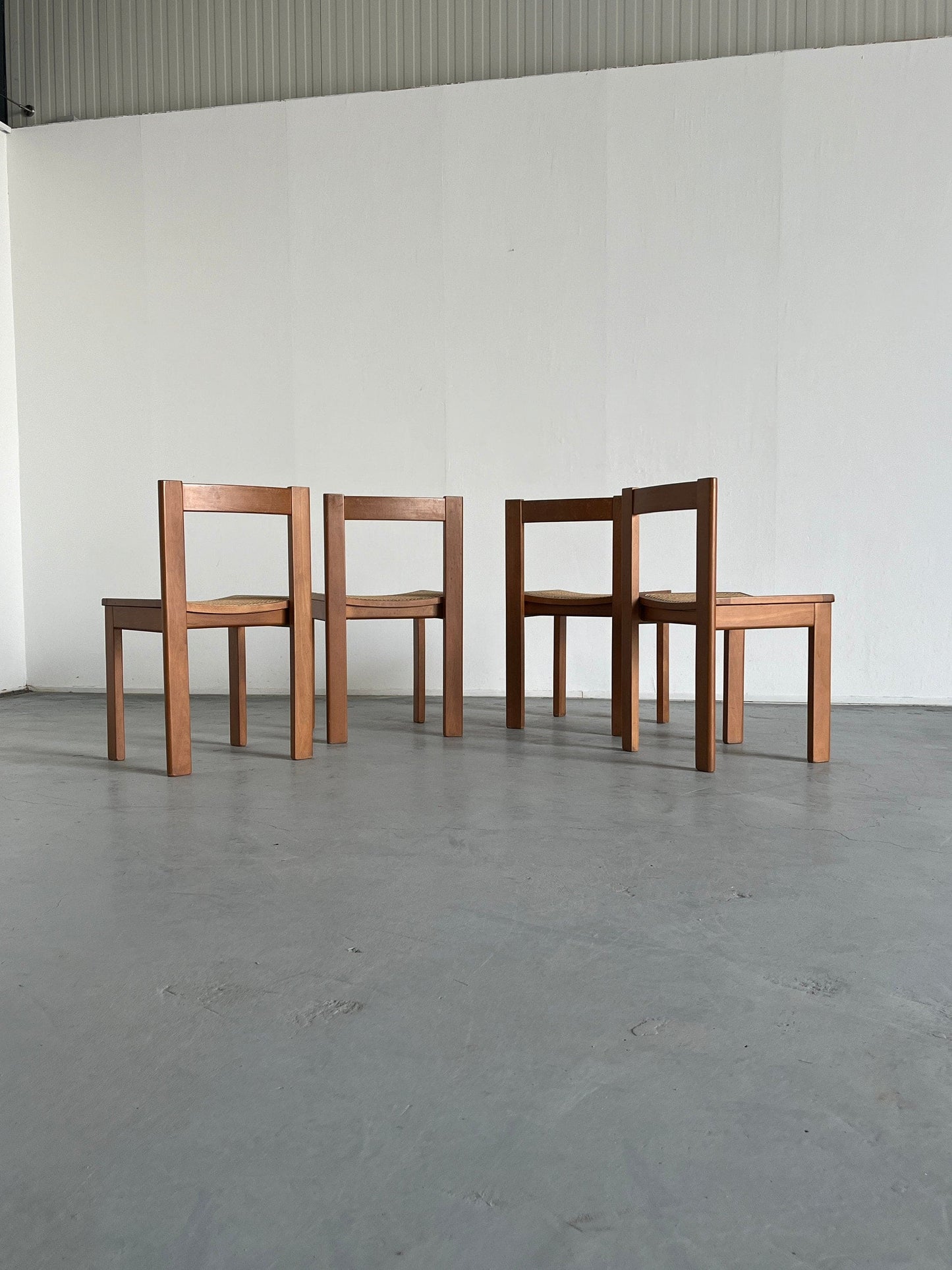 Ensemble de 4 chaises de salle à manger en bois constructivistes modernes du milieu du siècle, vintage des années 1960