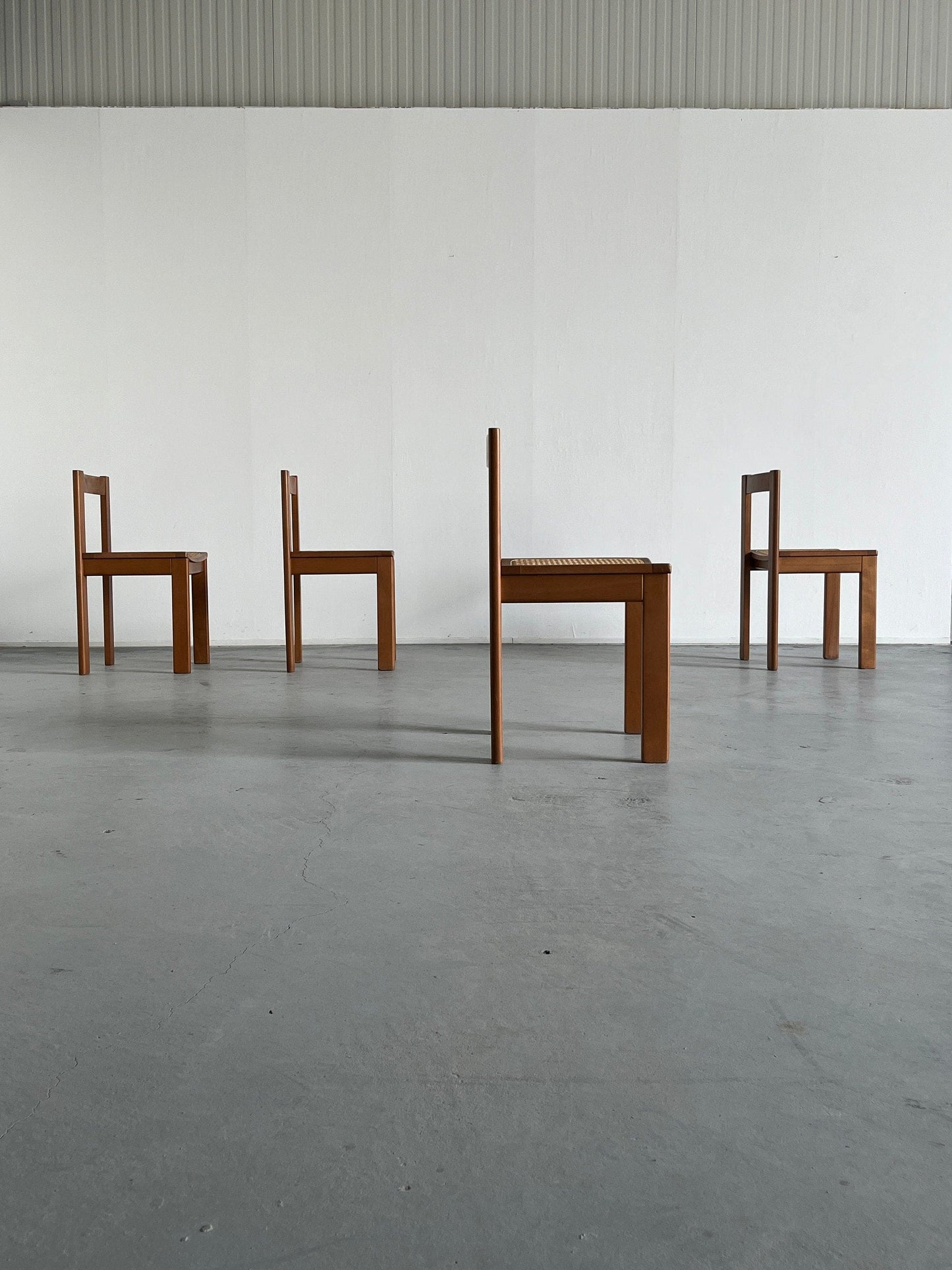 Ensemble de 4 chaises de salle à manger en bois constructivistes modernes du milieu du siècle, vintage des années 1960