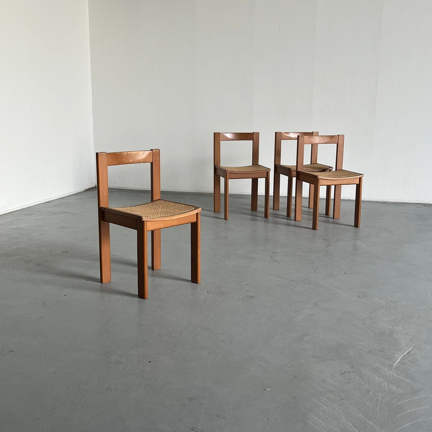 Ensemble de 4 chaises de salle à manger en bois constructivistes modernes du milieu du siècle, vintage des années 1960