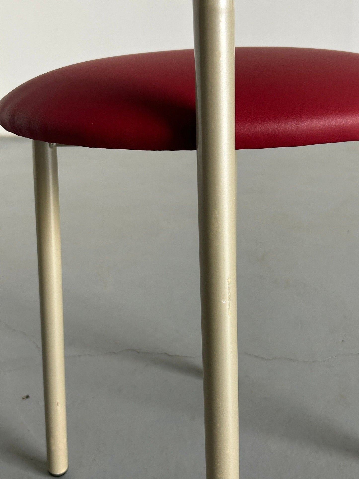 Postmodern Memphis Style metal chair with red faux leather cover, 1980s Italy Vintage