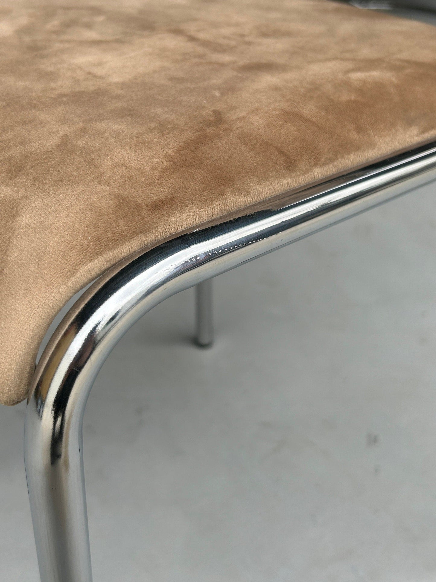 1 sur 8 Bauhaus Chrome Tubular Steel et Beige Velvet / Chaises de salle à manger empilables modernistes italiennes des années 80 vintage