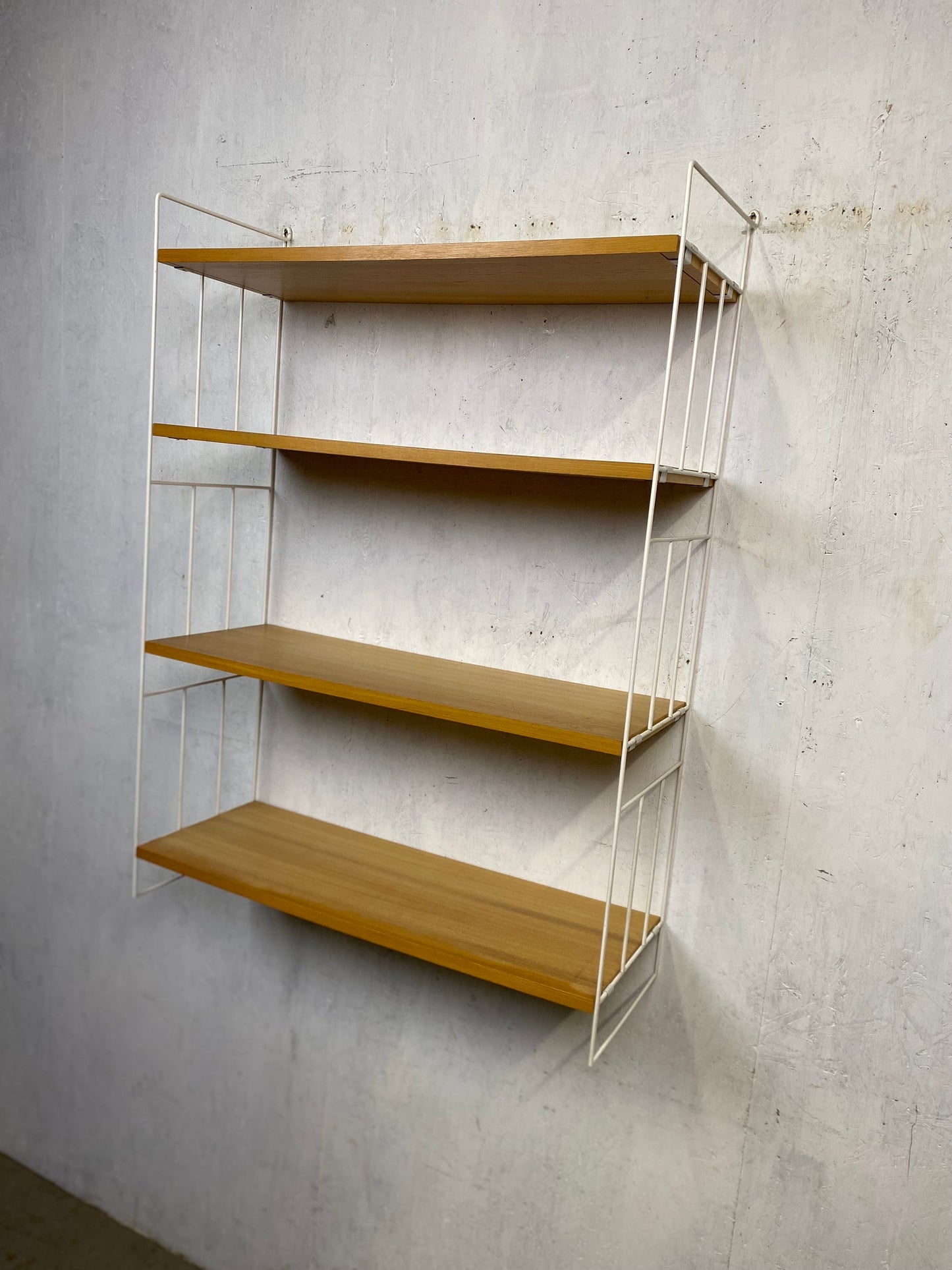 WHB shelving system in String Design Vintage