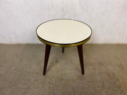 Tabouret fleur rond avec bord en laiton et trois pieds tournés vers l'extérieur vintage