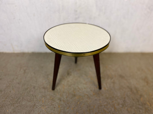 Tabouret fleur rond avec bord en laiton et trois pieds tournés vers l'extérieur vintage