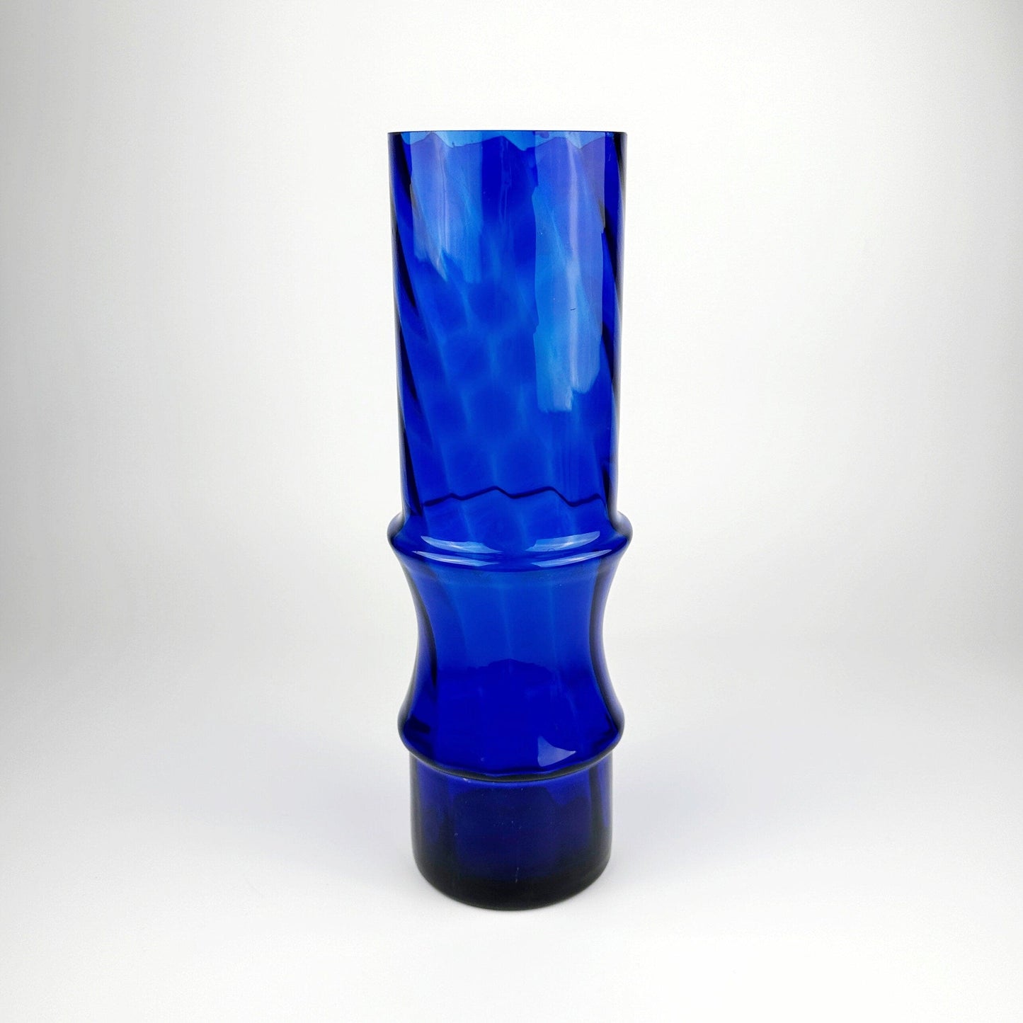 Vase en verre bleu cobalt vintage des années 1980, tourbillon outremer