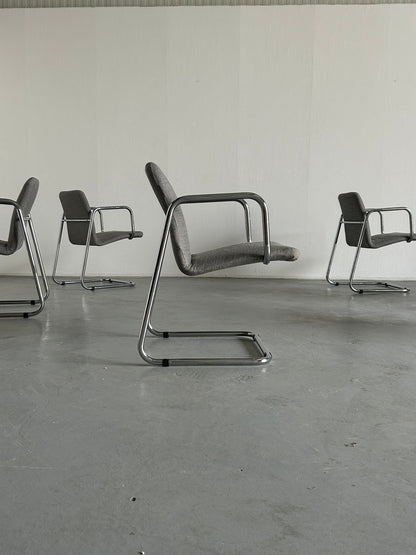 1 des 6 chaises longues ou chaises de salle à manger en porte-à-faux en acier tubulaire chromé de l'ère spatiale italienne, vintage des années 1970