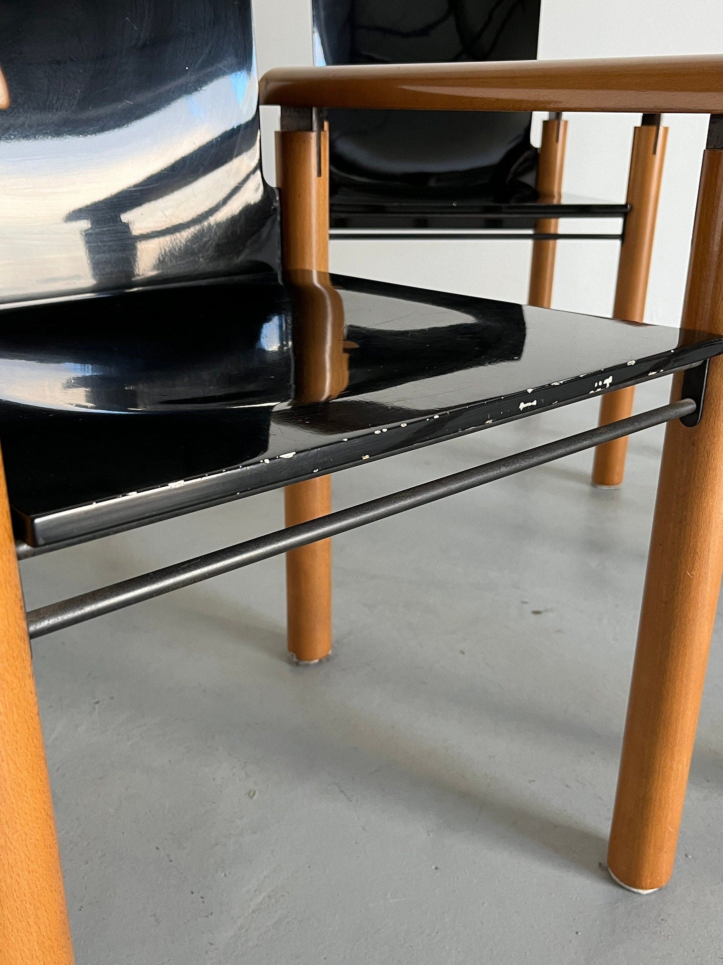 1 des 6 élégants fauteuils modernistes en bois au fini brillant foncé, attribués à Artelano, Italie Vintage des années 1970