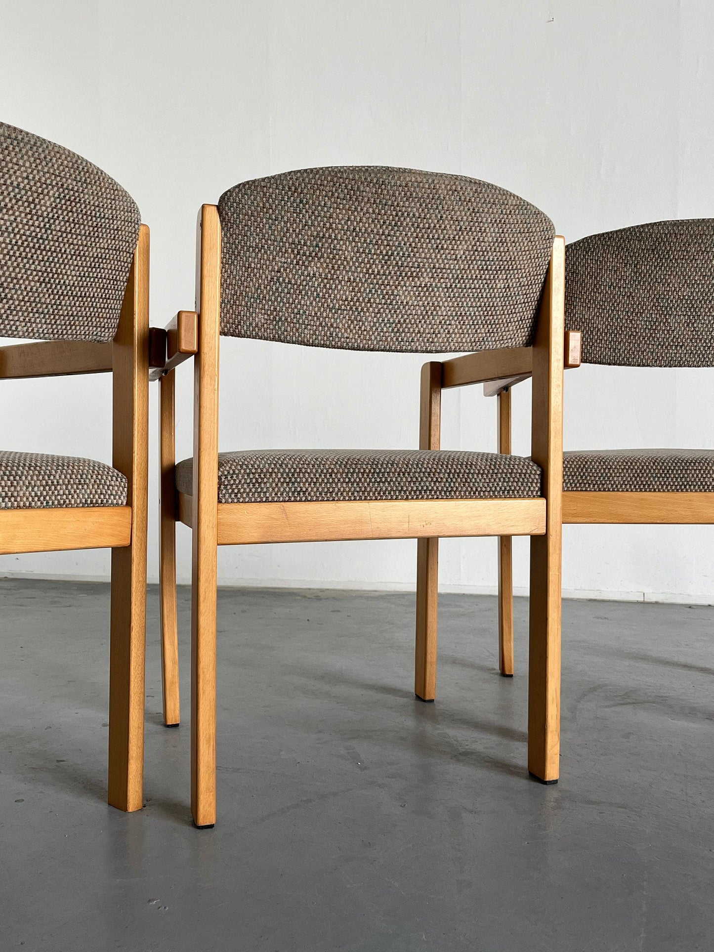 Skandinavische Mid-Century Modern stapelbare Seitenarmlehnenstühle oder Esszimmerstühle, 1960er Jahre Schweden Vintage