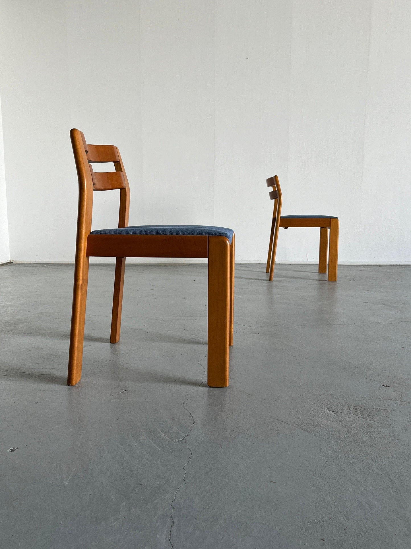 Ensemble de 2 élégantes chaises à manger italiennes modernes du milieu du siècle en bois laqué, vintage des années 1960