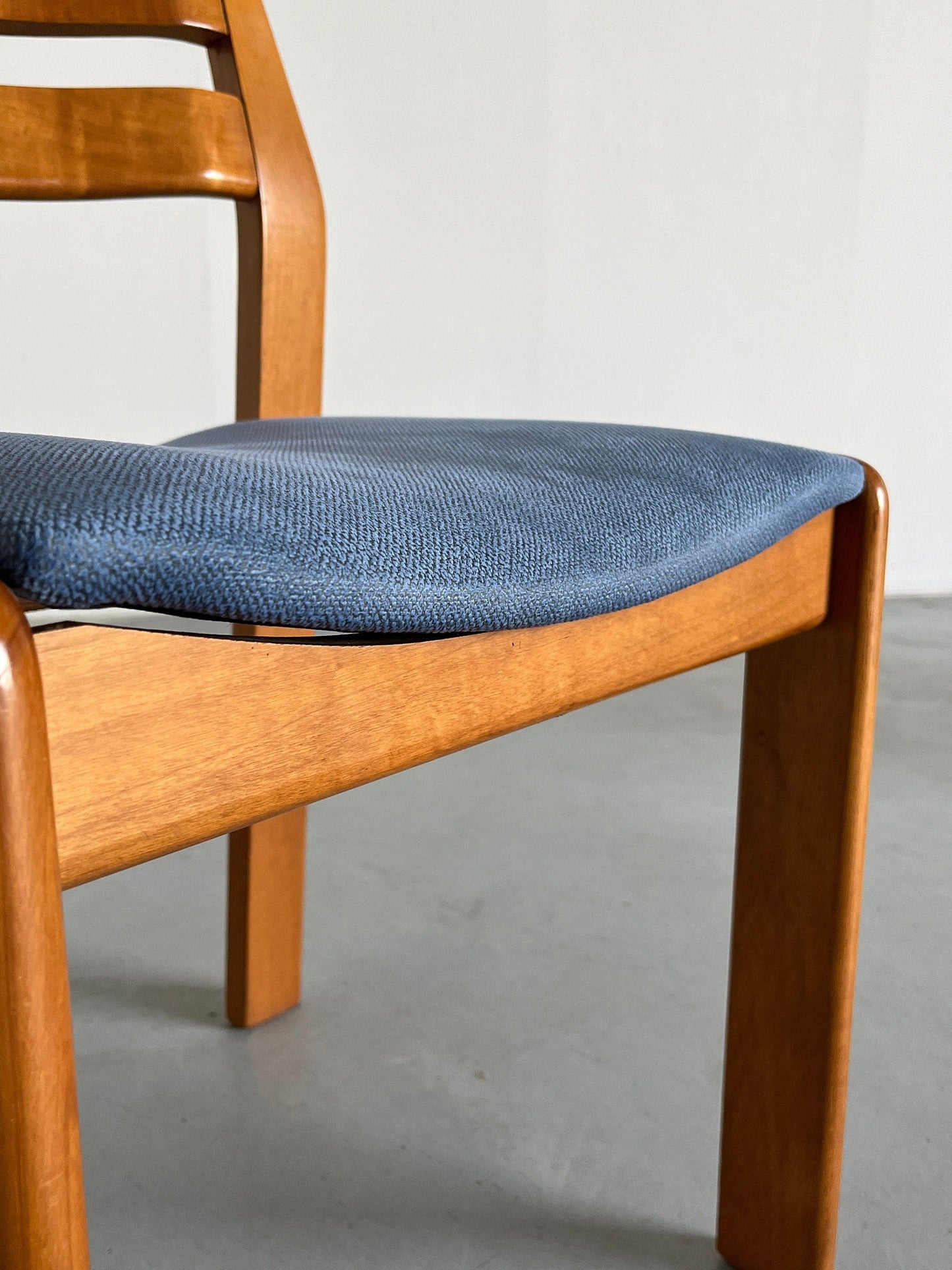 Ensemble de 2 élégantes chaises à manger italiennes modernes du milieu du siècle en bois laqué, vintage des années 1960