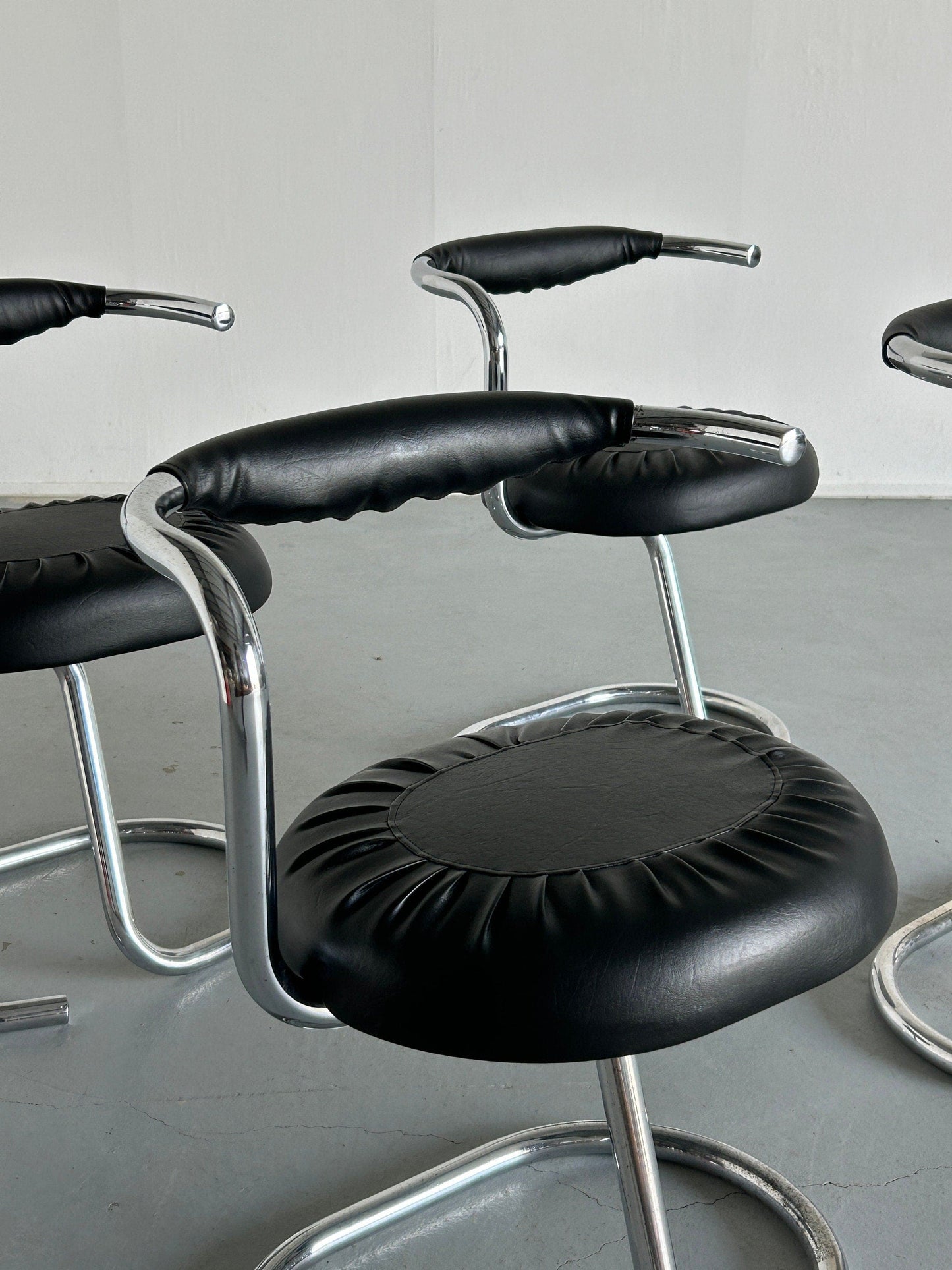 Set of 4 Vintage 'Cobra' Chairs by Giotto Stoppino in Black Faux Leather, 1970s Italy