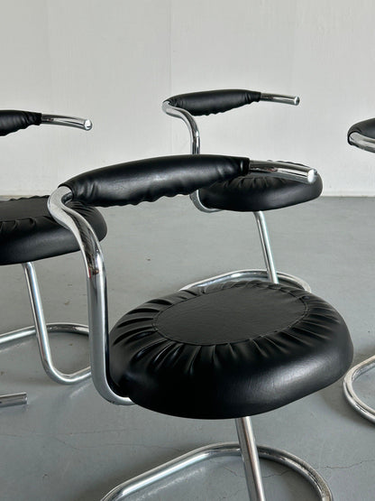 Ensemble de 4 chaises vintage "Cobra" de Giotto Stoppino en simili cuir noir, 1970 Italie