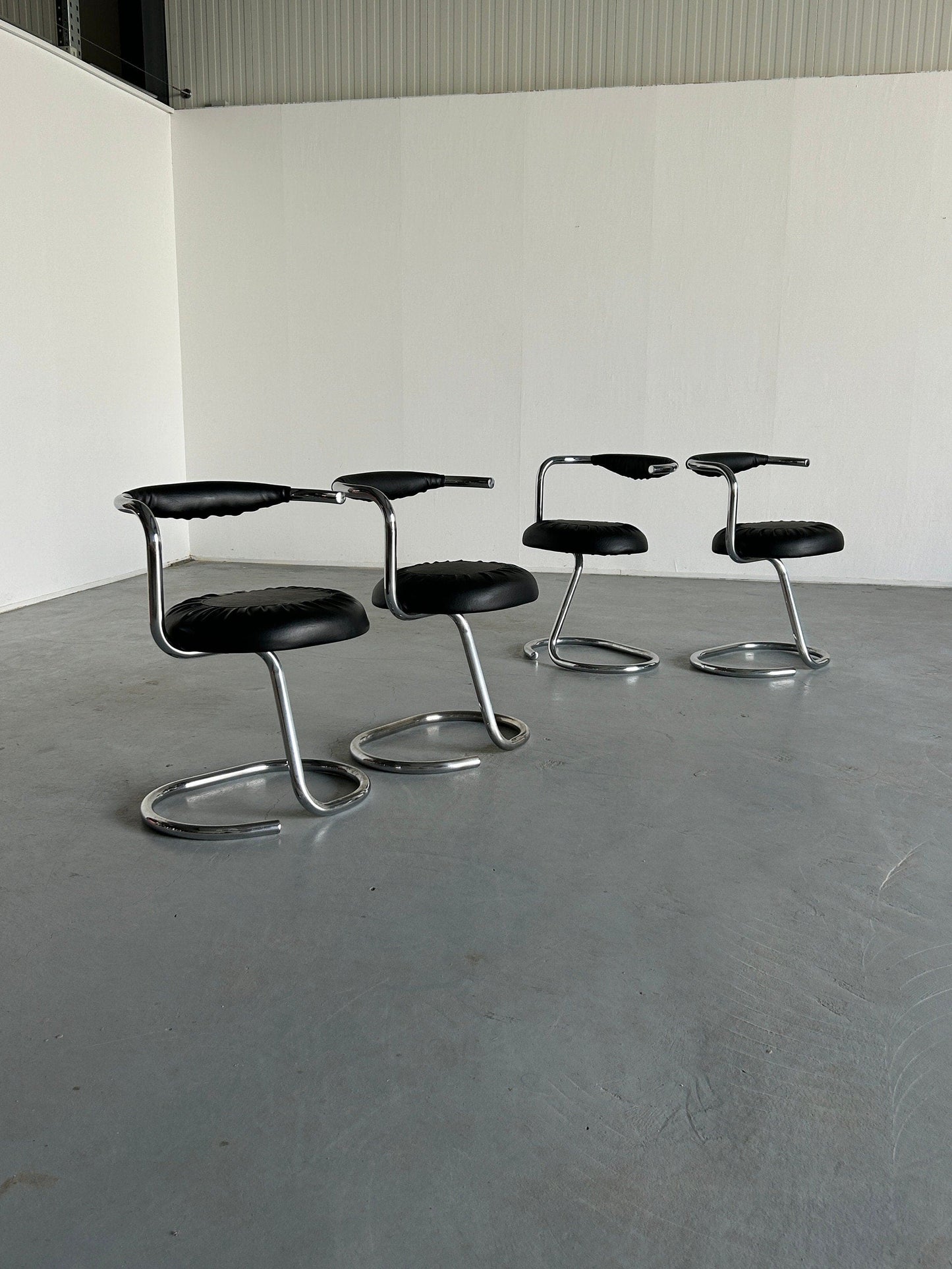 Ensemble de 4 chaises vintage "Cobra" de Giotto Stoppino en simili cuir noir, 1970 Italie