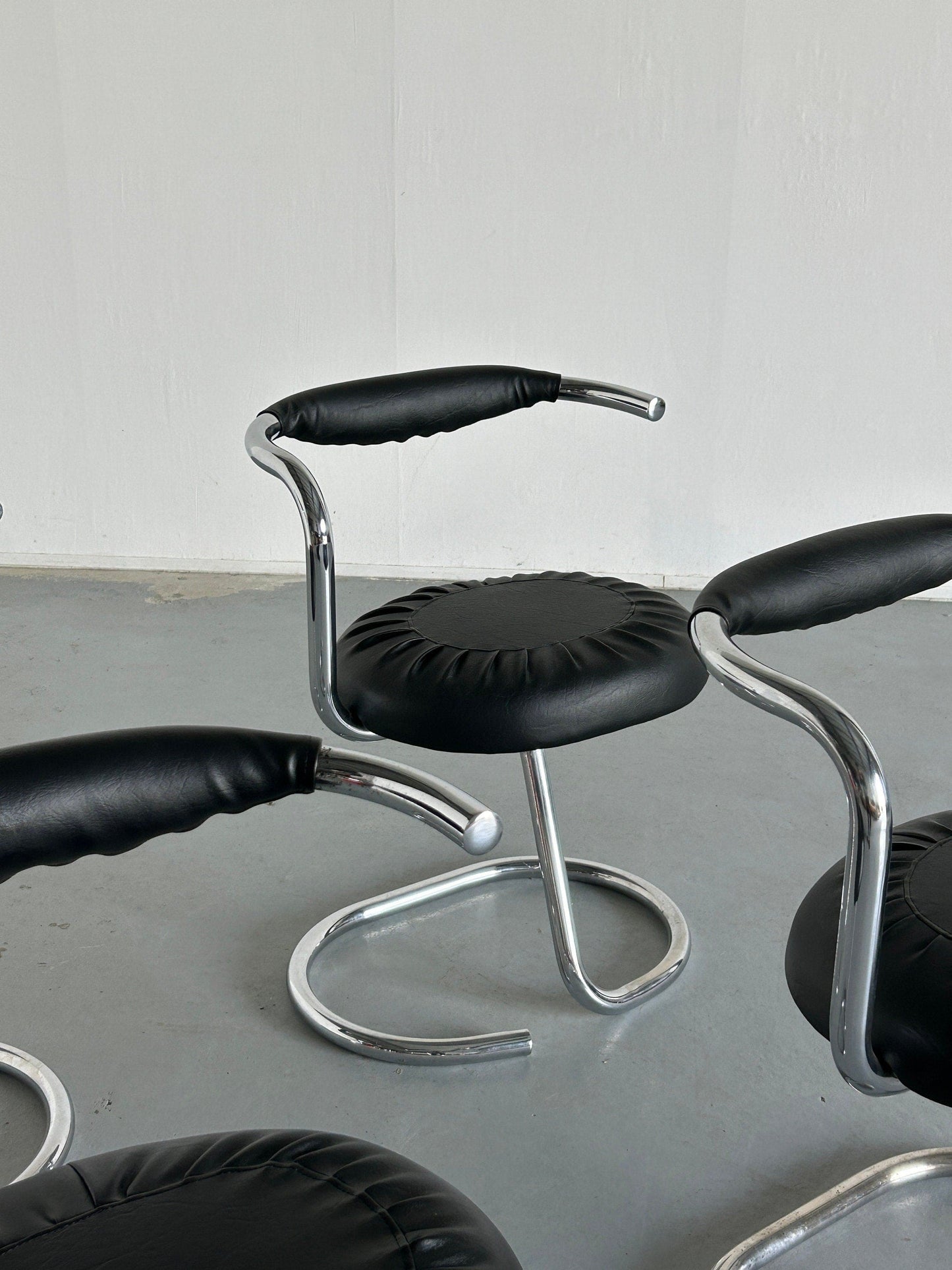 Set of 4 Vintage 'Cobra' Chairs by Giotto Stoppino in Black Faux Leather, 1970s Italy