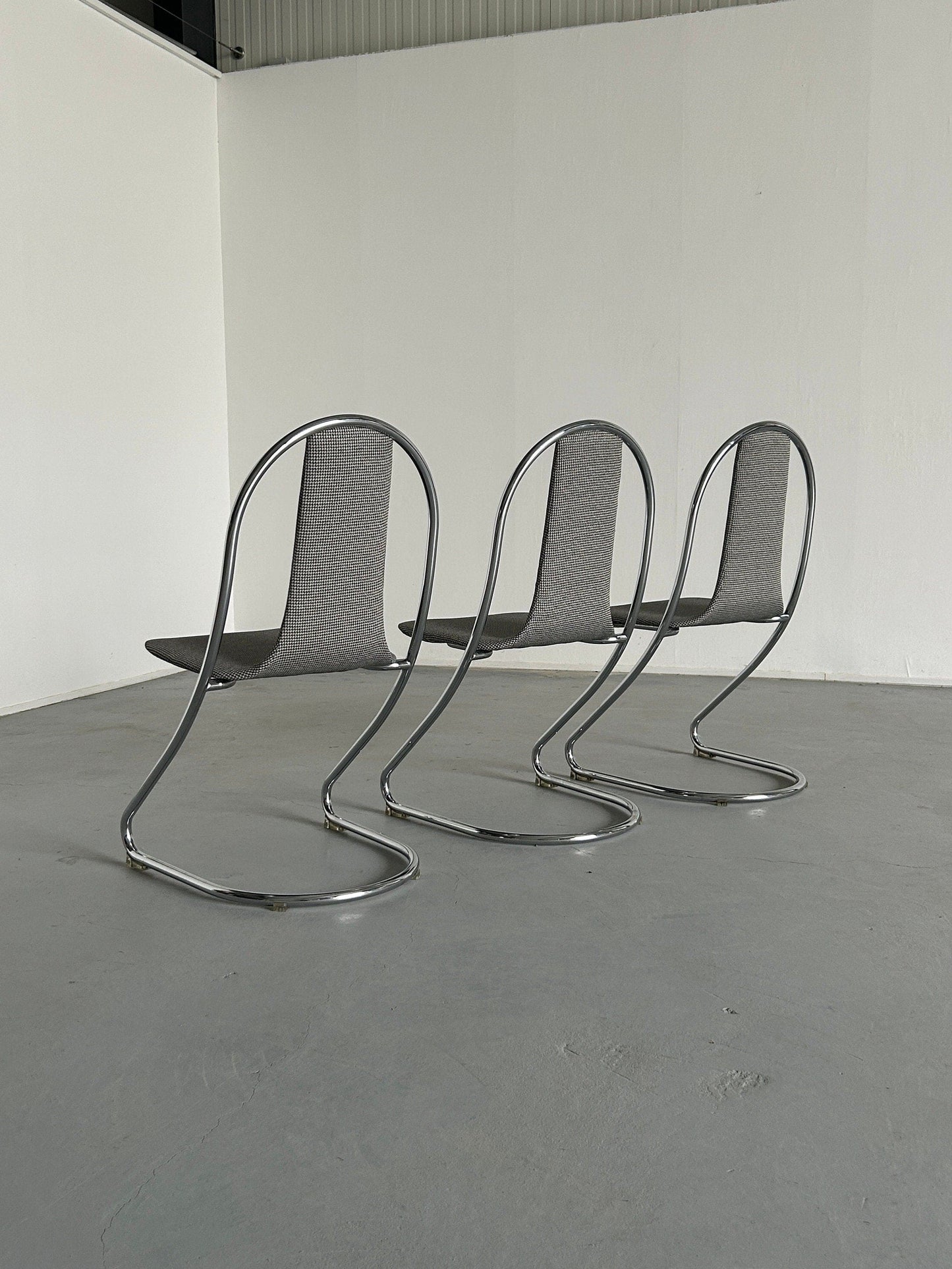 1 des 3 chaises cantilever italiennes Space Age en acier tubulaire chromé dans le style de Willy Rizzo pour Cidue, Italie Vintage des années 1980