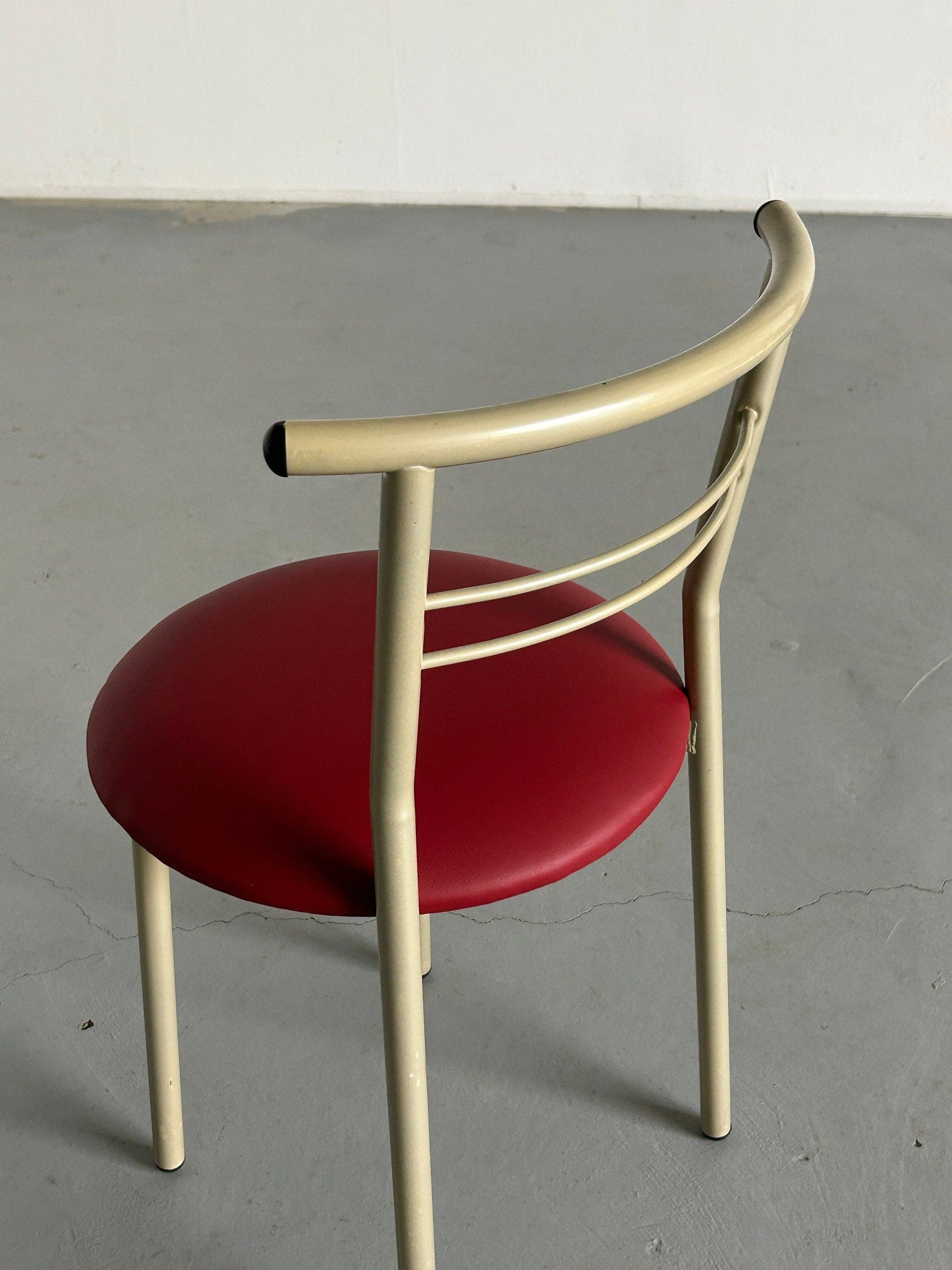 Postmodern Memphis Style metal chair with red faux leather cover, 1980s Italy Vintage