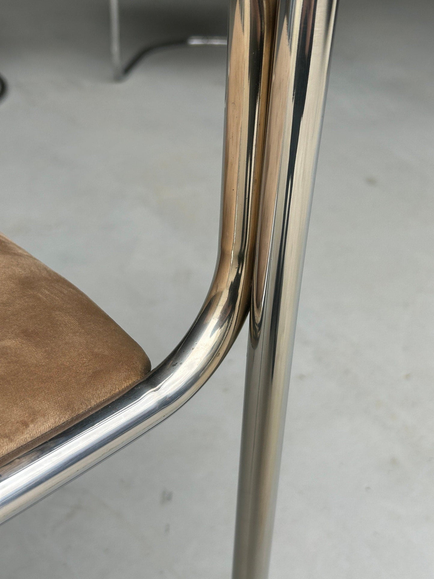 1 sur 8 Bauhaus Chrome Tubular Steel et Beige Velvet / Chaises de salle à manger empilables modernistes italiennes des années 80 vintage